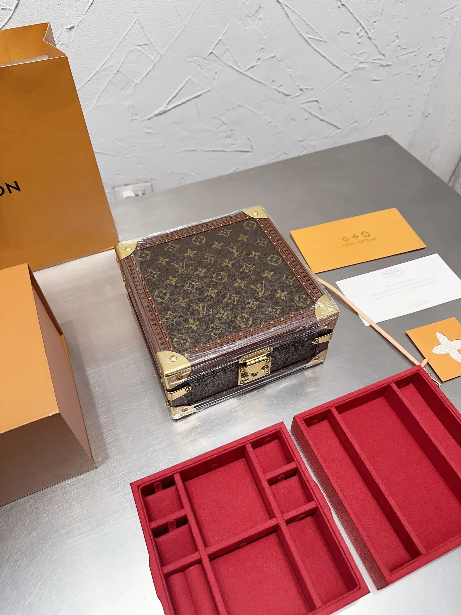 p540 种草| LV VOLT珠宝系列 不得不说,这次由路易威登珠宝艺术总监Francesca全力打造的LVVOLT系列突破了以往珠宝系列仅为女性客户设计的框架,这次的VOLT给人感觉真的又摩登又刚 还有这个粉色的首饰盒,摆在家里瞬间提升品味,功能与颜值俱佳,简直太爱了国