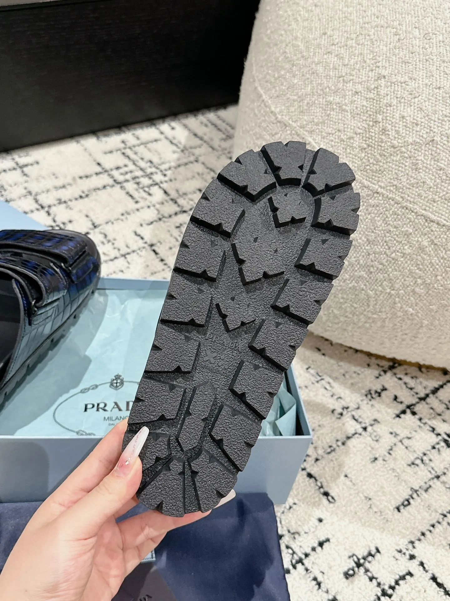 💰230男+10 #情侣款 Prada 普拉达 24/新款牛皮厚底拖鞋 Prada这款厚底拖鞋今年非常🔥爆，穿上（增高）休闲两不误，清爽的表现足以表达对鞋子的个个细节的把控。 ✔️面料：进口牛皮 ✔️内里：牛皮 ✔️码数：35-45（女40男45订做不退换）