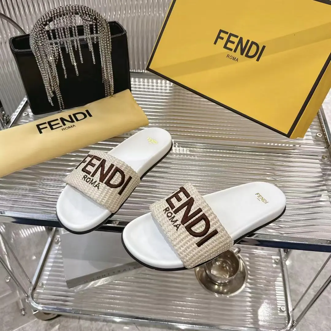 💰180元Fendi 25ss 芬迪系列平底拖鞋 每年必备FF拖今年还加了新的系列,美到无法言喻 绝好的穿着舒适感可是经典必备,各种风格搭配都Hold的住! ▪面料:进口原版编织 ▪内里:羊皮 ▪跟高:平底/3cm ▪鞋底:原版开模生胶底 ▪Size:35-39(40.41定做)
