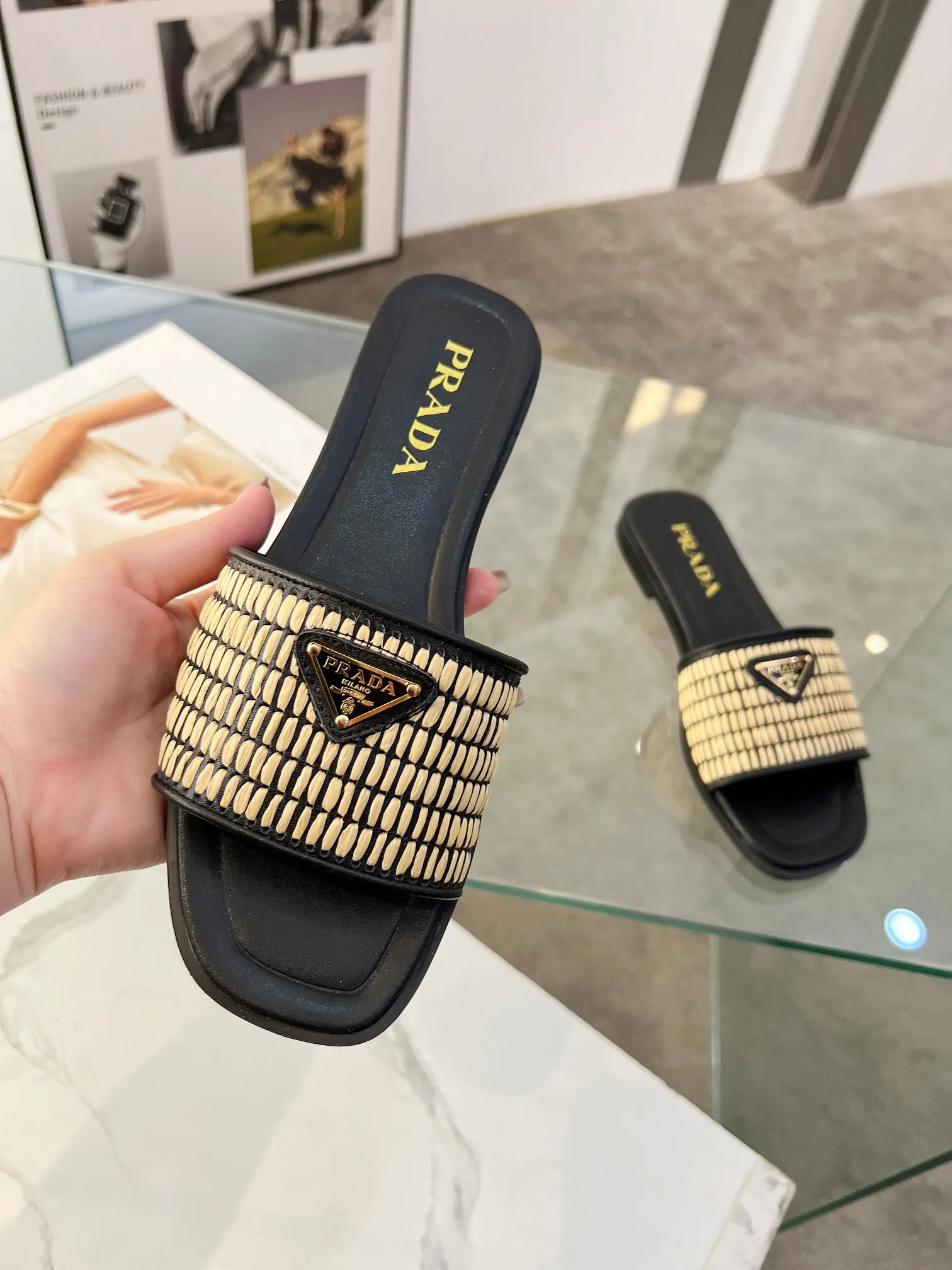 25ss普拉达🔥爆款抢先上。经典三角标系列。纯人工编制pp草，35-42码。橡胶底￥180。真皮底200