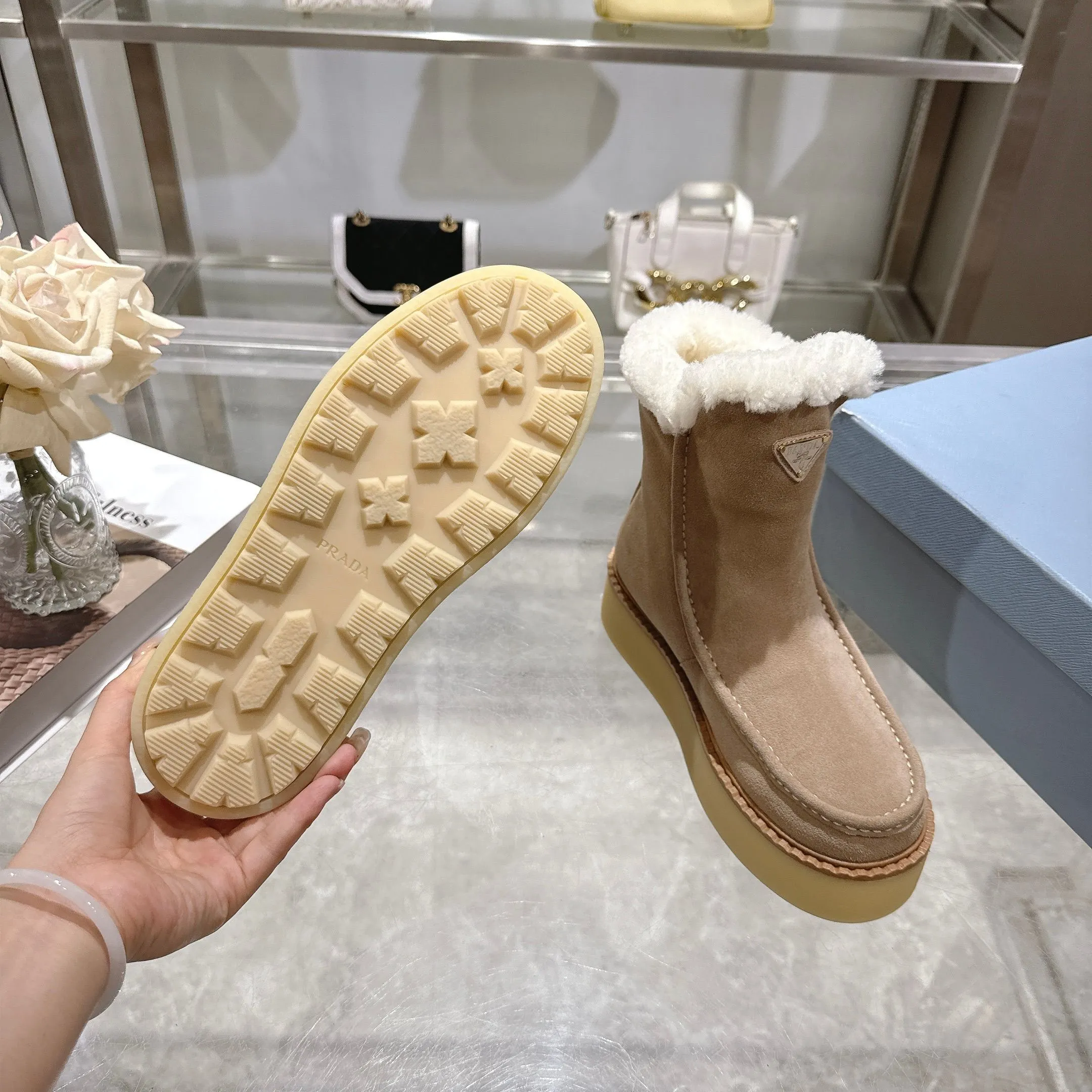 350!最新款普拉达,此款绒面牛皮革短靴结合橡胶厚底与柔软的羊皮毛衬里设计,勾勒利落线条,融入现代细节。 带衬里 涂珐琅三角形金属徽标 靴筒:14厘米 厚底,50毫米 凹凸纹1:1原版大底 凹口沿条 颜色:5 码数:35-42