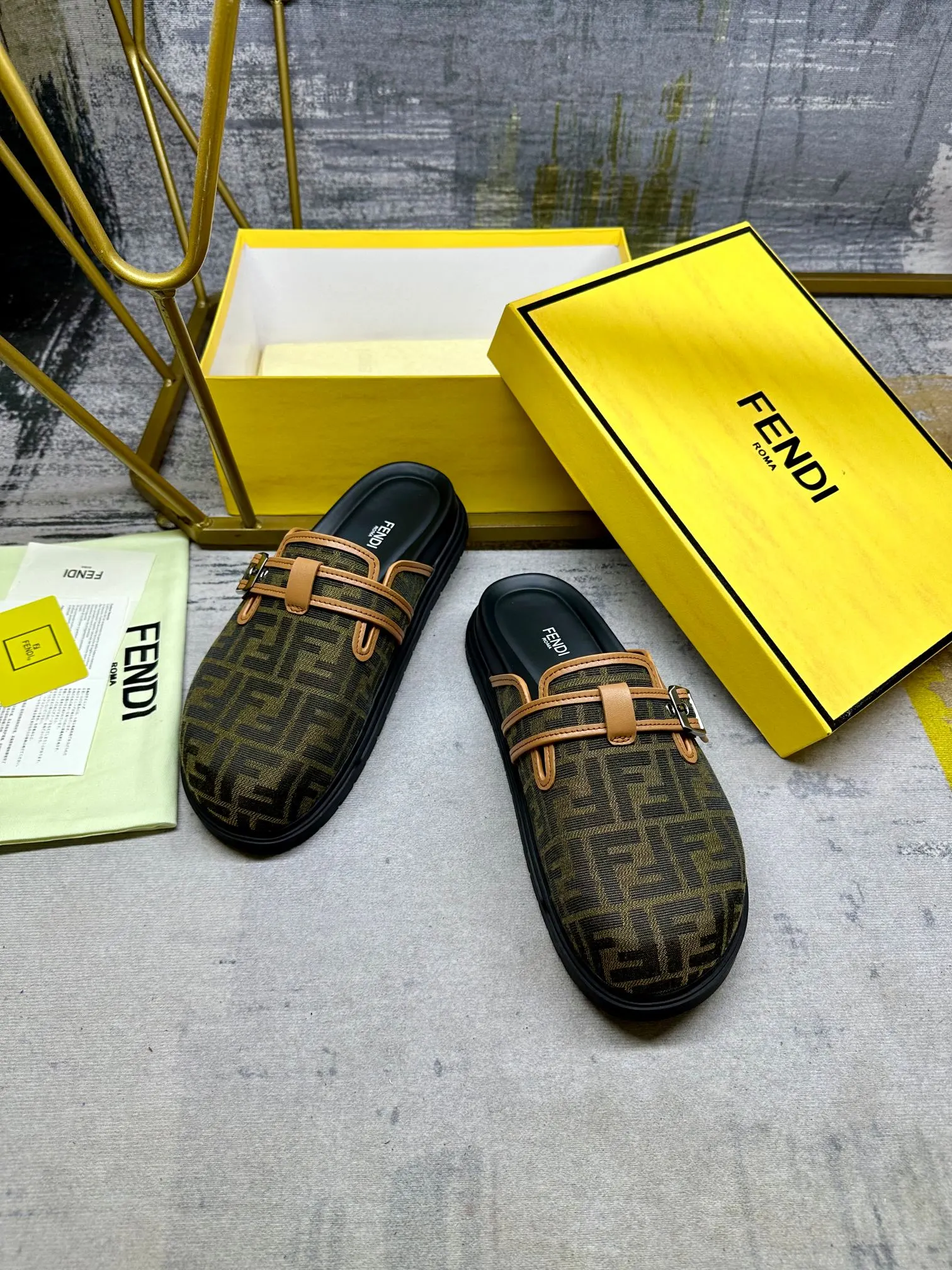 FENDI最新圆头平底拖鞋,棕色FF提花布料,细节棕色皮料装饰,五金扣件可调节扣带,防滑橡胶鞋底,男38-45码,跑量价P205