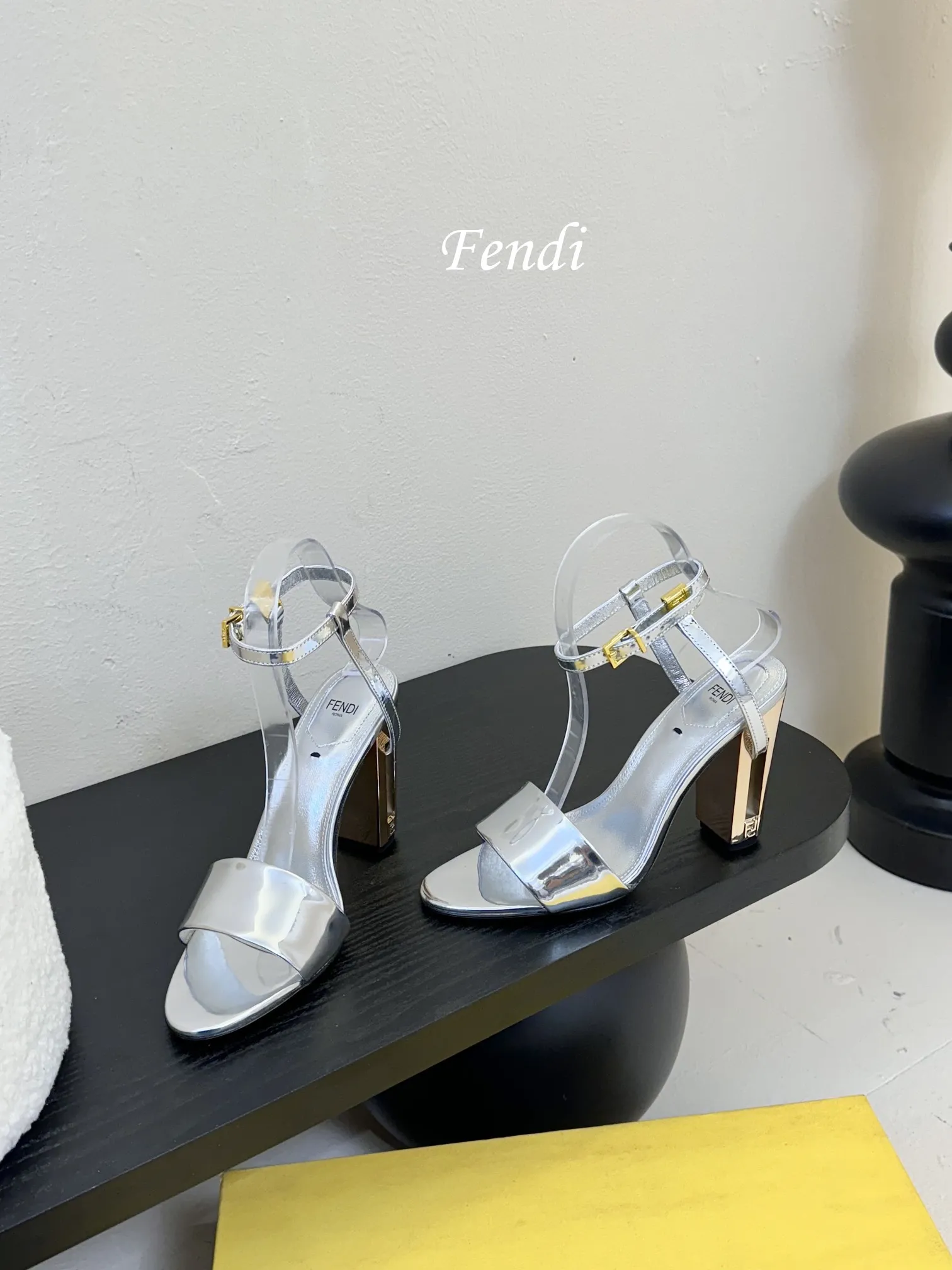 💰265 芬迪𝗙𝗘𝗡𝗗𝗜.❷4 冬季走秀主推系列，新品上线，芬迪家具桌脚设计灵感改创于今年秀场的主推系列鞋履。 各界知名网红、模特明星、名媛首选品牌，最喜欢的高定版本镂空立体 电镀高跟， 【电锈珠片与金属材料制作工艺。】 这个春夏不得不入手的一双高定鞋履， 珠片与金属料+镂空立体电镀高跟+经典大众圆头鞋形，集性感 当季新品，众所周知，Fendi鞋子永远设计为高级感满满的，高端大气上档次且百搭永不过时，时尚潮流追随的脚步却无法落下，每个小女子一生都必须拥有一双F家时装跟鞋。 💪💪💪💪💪💪💪💪💪💪💪 🔰面料：电锈珠片与金属材质。 🔰大底采用高真原色意大利牛皮底，10cm高跟。 🔰内里和垫脚为意制混种绵羊皮。👠 🔰size：35/39（34 40 41 42订做）。