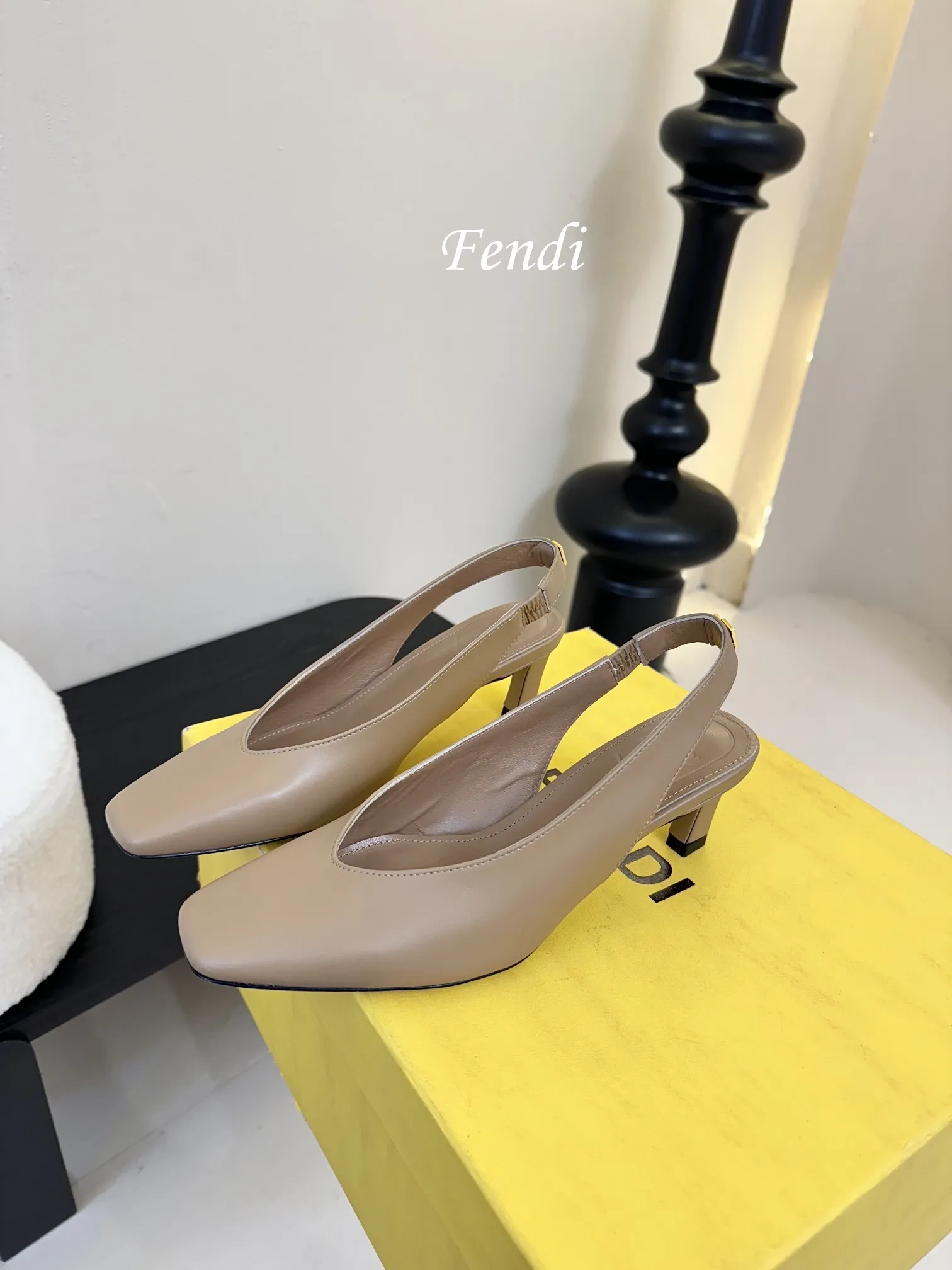 💰265 芬迪Fendi高跟鞋,小女人超闪blingbling白富美感觉来袭。 任何一款鞋履上脚,blingbling的超闪小女人就提现出来啦!穿着很舒适显脚的柔美线条不绷脚,颜色很艳丽没错啦!超显年轻的不分年龄均可穿着,上脚便是富家千金归来!! 📒📒📒📒📒📒📒📒📒📒📒 当季新品,众所周知,Fendi鞋子永远设计为高级感满满的,高端大气上档次且百搭永不过时,时尚潮流追随的脚步却无法落下,每个小女子一生都必须拥有一双F家时装跟鞋。 💪💪💪💪💪💪💪💪💪💪💪 🔰面料:纳帕牛皮材质。 🔰大底采用高真原色意大利牛皮底,4,5cm高跟。 🔰内里和垫脚为意制混种绵羊皮。👠 🔰size:35/39(34 40 41 42订做)。 🔰颜色:官方多色系,正品所有颜色均可下单制作。