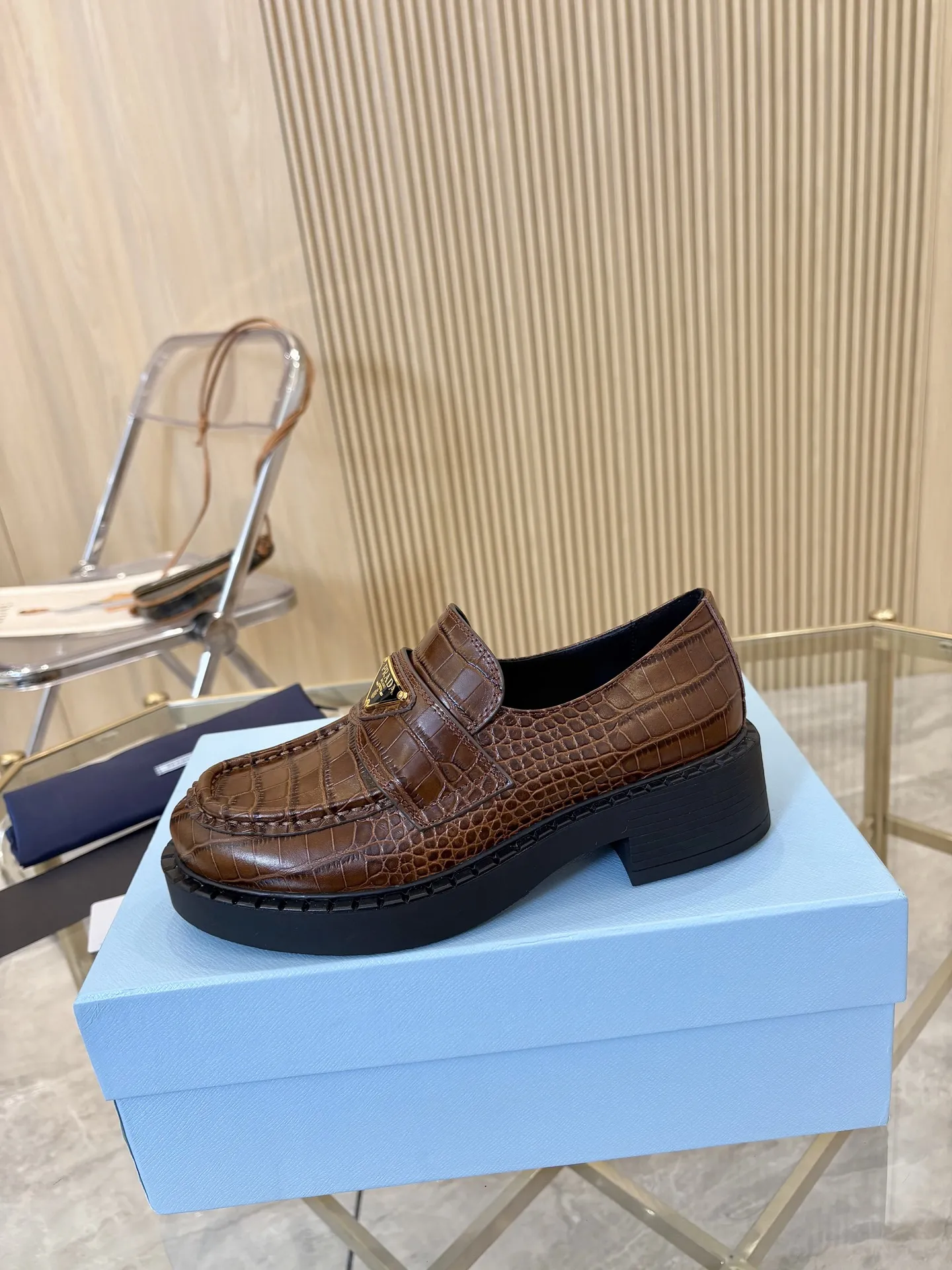 Prad顶级版本! 精品品质✅已认证💯 经典爆款prada普拉达最高版本1:1复刻。 春秋四季乐福德比鞋,经典银黑三角标, 搭配鞋面Logo微标细节,4.5cm跟高, 上脚舒适瘦腿, 引领时尚的小姐姐网红们最爱。 颜色:黑色,白色,黑/白, 鳄鱼纹,豹纹,咖啡色 包装:配专柜合格证,卡片, 纯棉布袋包装出货。 女款:34-41(34.40.41 须订做) 男款:39-46(39.45.46须订做) P S:女款240(男款加20)鳄鱼纹,马毛加10