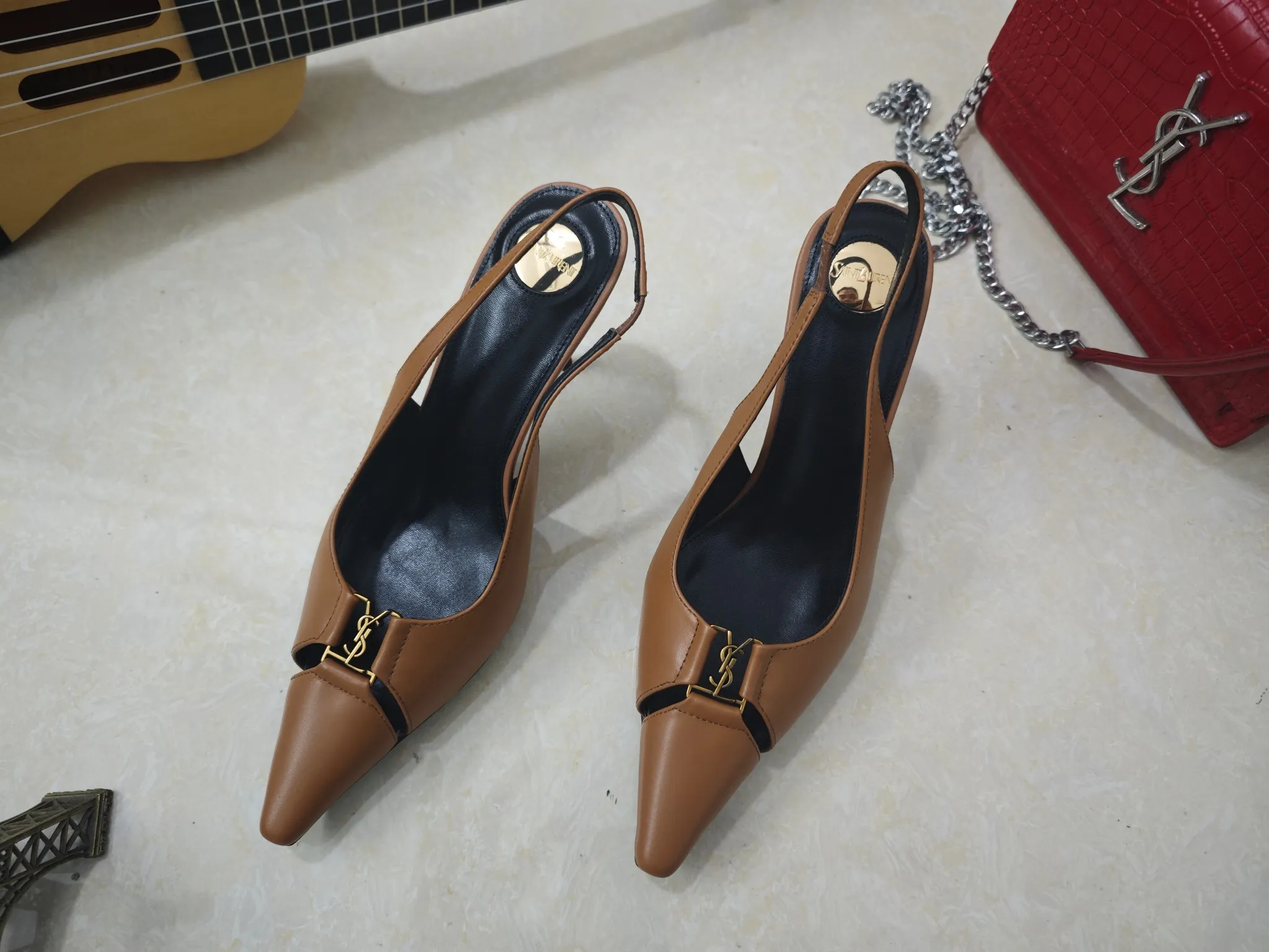 工厂价💰250【Saint Laurent】圣罗兰、高跟ysl字高跟鞋💃2025早春专柜同步最新款、YSL、装饰👠 经典上乘美艳力作 专柜最火秋冬系列 兼备气质 时尚 经典耐看的设计风格 😌上脚效果特别美〰️，材料采用🇮🇹意大利进口小黑牛，进口黑羊皮、内里、垫脚；绵羊皮、细跟高跟鞋，码数35-41码（34.41.42要定做，不退换）大底；进口真皮大底、配专柜全套包装