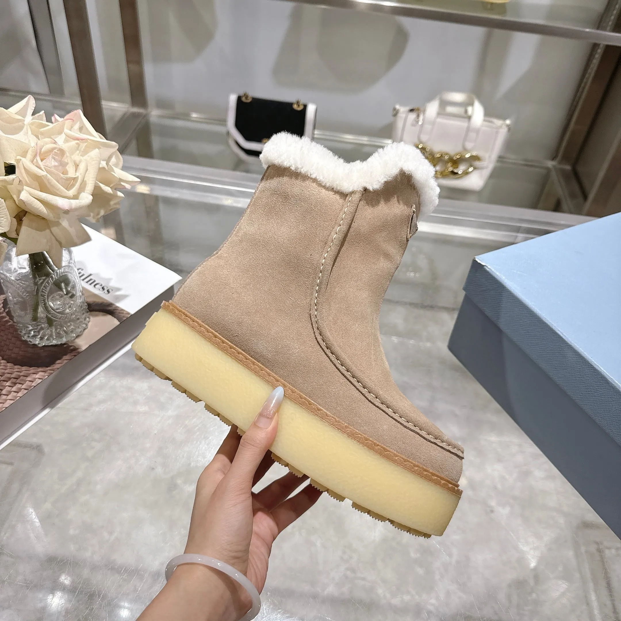 350！最新款普拉达，此款绒面牛皮革短靴结合橡胶厚底与柔软的羊皮毛衬里设计，勾勒利落线条，融入现代细节。 带衬里 涂珐琅三角形金属徽标 靴筒:14厘米 厚底，50毫米 凹凸纹1:1原版大底 凹口沿条 颜色:5 码数:35-42