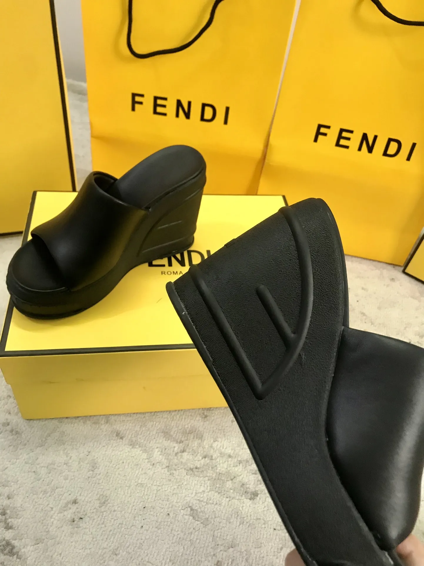 Fendi芬迪系列水台拖鞋顶级上新💫✨ ☪︎ 每年必备FF拖今年还加了新的水台系列,美到无法言喻💭绝好的穿着舒适感可是经典必备,各种风格搭配都Hold的住!🦋 🤎材质:全山羊皮内里 橡胶大底 🍬Size:35-41(41要订做不退换) 🍬High : 高跟8.5cm 🍬出厂价:220元