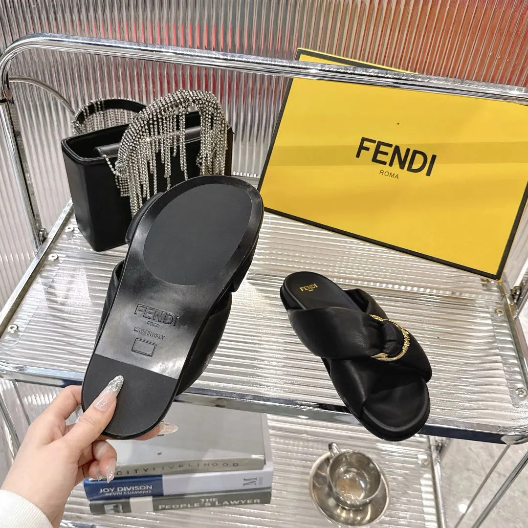 💰210元！Fendi 25ss 芬迪系列平底拖鞋 每年必备FF拖今年还加了新的系列，美到无法言喻 绝好的穿着舒适感可是经典必备，各种风格搭配都Hold的住！ ▪面料：羊皮 ▪内里：羊皮 ▪跟高：平底/3cm ▪鞋底：原版真皮大底 ▪Size：35-39（40.41定做）