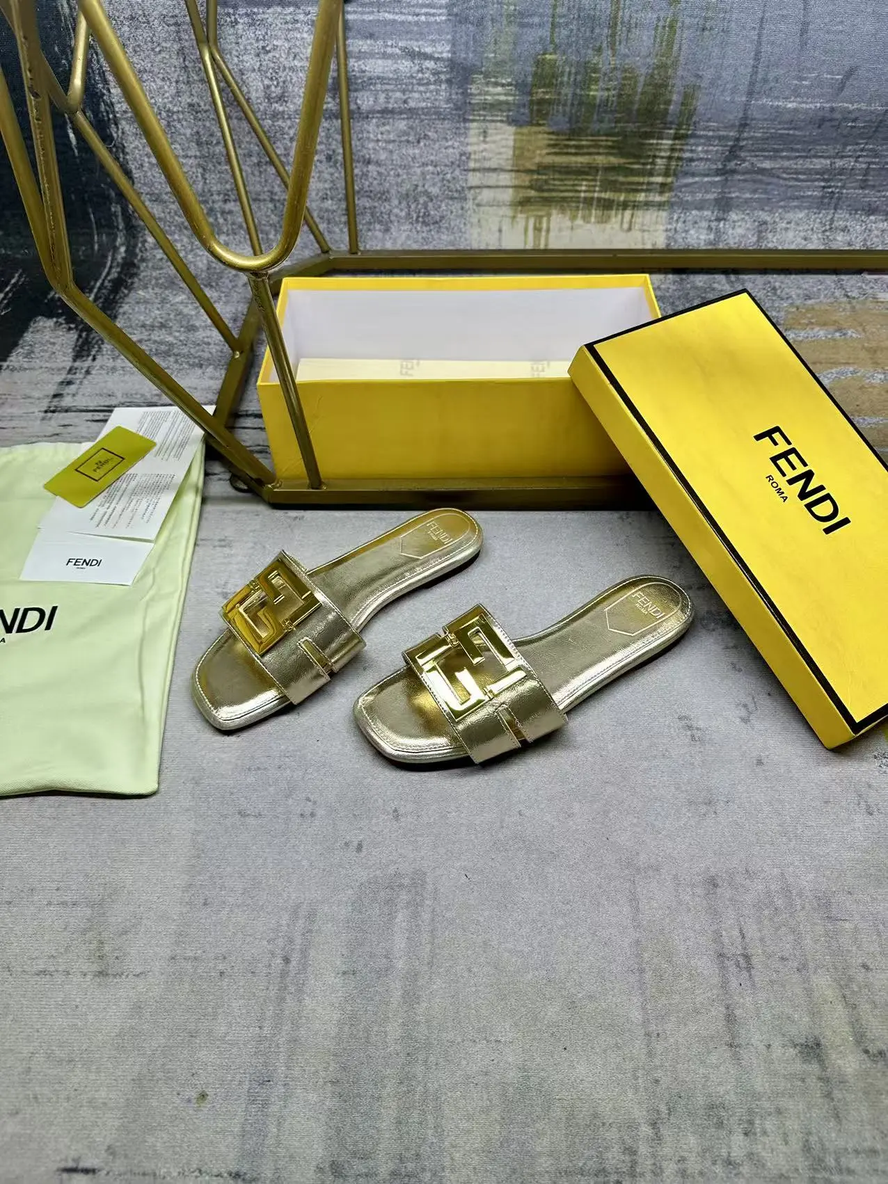FENDI最新爆款方头平底拖鞋，金色面料+金属FF五金扣件，搭配同色内里垫脚，35-42码，橡胶大底Pp180，真皮大底Pp210