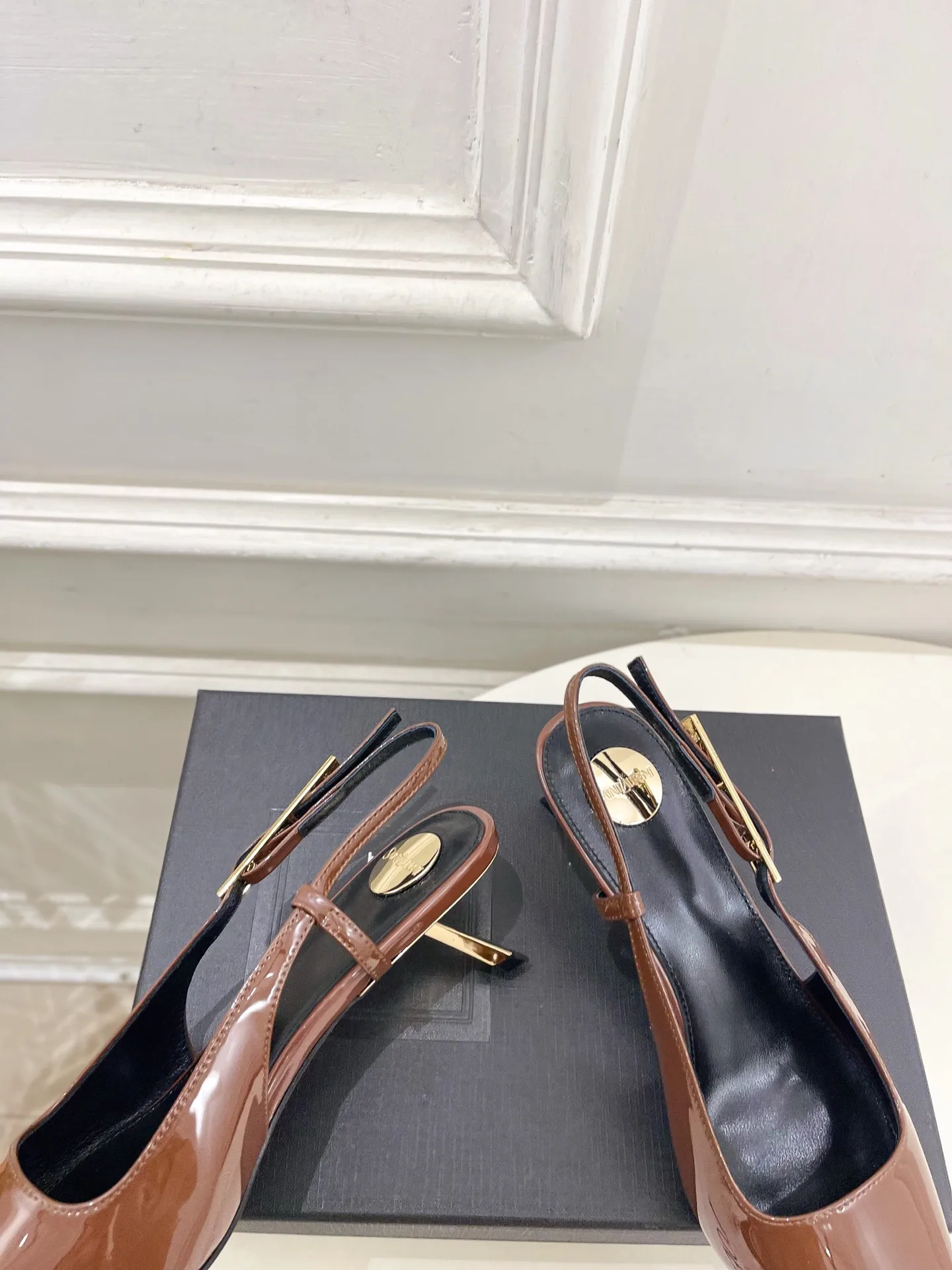 SAIN*LAURENT 圣罗兰 26𝐬𝐬 2026早春新品 尖方头后空凉鞋上新☑️ &mdash;&mdash;&mdash;&mdash;&mdash;&mdash;&mdash;&mdash;&mdash;&mdash;&mdash;&mdash;&mdash;&mdash; 顶级版‼️YSL超美的一款 恨天高 系列以全新的诠释方式首发！满满的高级感 ！时尚度爆棚～无论裙装 、裙装都随意搭配。 鞋面：高定制进口牛漆皮 内里：进口混种羊皮里 大底：意大利真皮大底 跟高：5cm 码数：35-39（40、41可定做） 价格：💰280