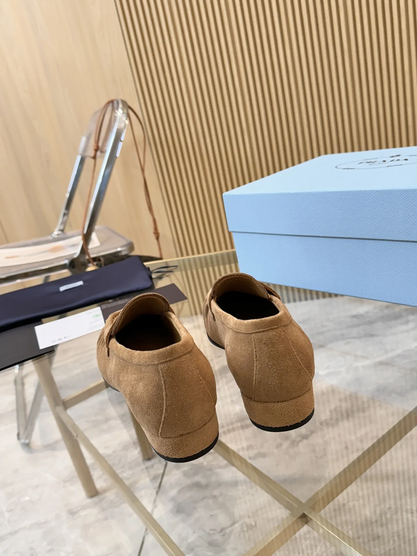 P250.皮面+20 size:35-42(41.42定制) 普拉达褶皱乐福鞋,深棕皮革+褶皱设计,复古又时髦!鞋面柔软,平底超舒适,通勤休闲都能轻松驾驭 。金属Logo点缀,品牌感满满,英伦风一脚蹬,穿脱超方便~无论搭西装裤还是牛仔裤,都能轻松打造随性高级感,是秋冬百搭神器