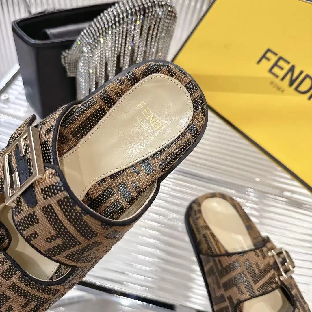 Fendi芬迪 最新配色 feel老花FF凉拖鞋 原版开模1:1还原早秋新款👡 奶油白皮革+FF老花双带扣，阳光下闪到尖叫✨ 边缘雕刻+金色金属件，专柜质感拉满！！ 重点是上脚像踩云朵☁️ 轻到忘记穿鞋 暴走不闷脚！ 出厂价💰200：35-40（41订做不退換）