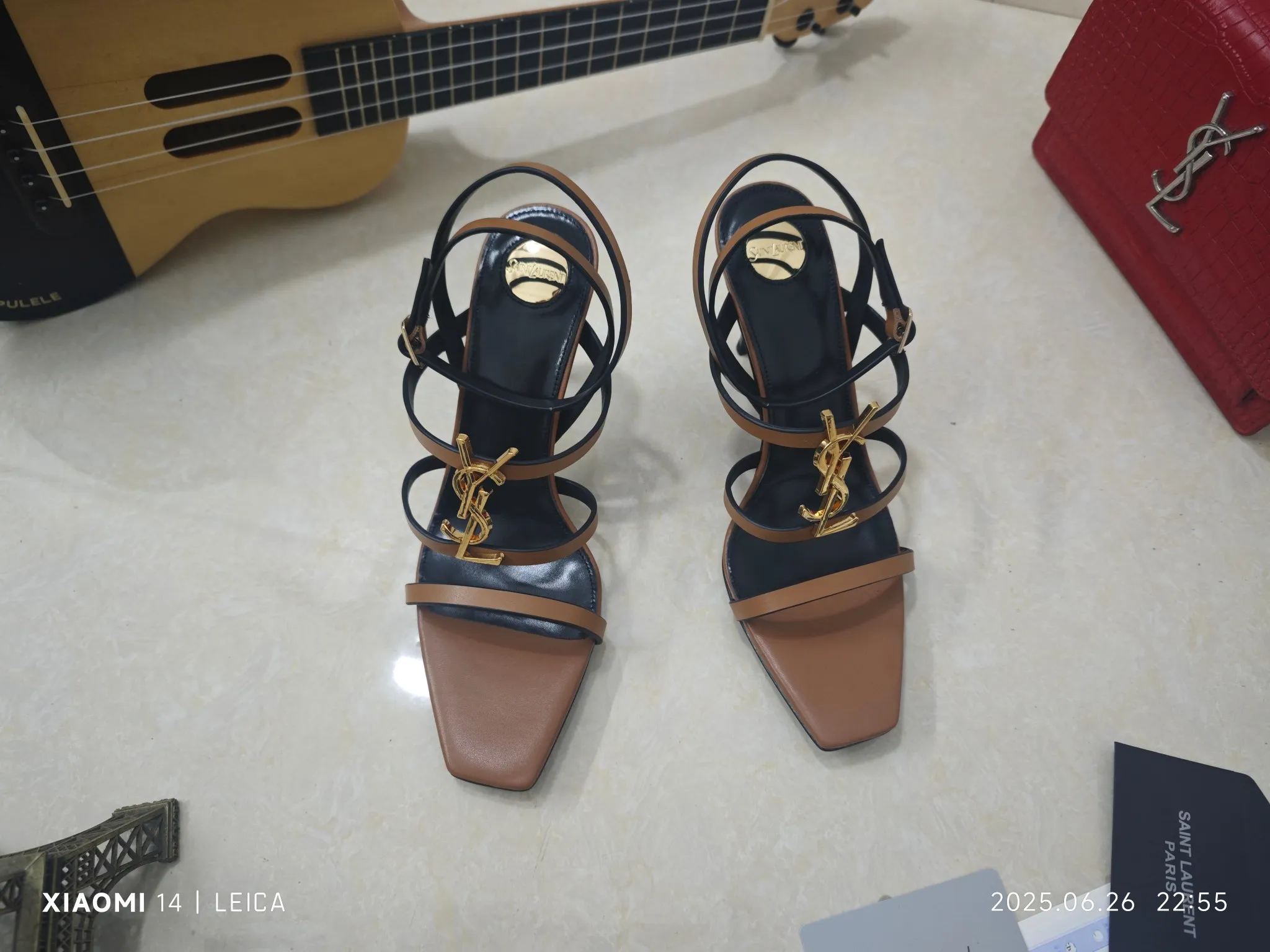 工厂价💰240【Saint Laurent】圣罗兰、细跟ysl字凉鞋💃2025早秋专柜同步最新款、YSL、装饰👠 经典上乘美艳力作 专柜最火春夏系列 兼备气质 时尚 经典耐看的设计风格 😌上脚效果特别美〰️,材料采用🇮🇹意大利进口小黑牛,进口黑漆皮、内里、垫脚;绵羊皮、跟高 细跟9cm 码数35-41码(34.41.42要定做,不退换)大底;进口真皮大底、配专柜全套包装