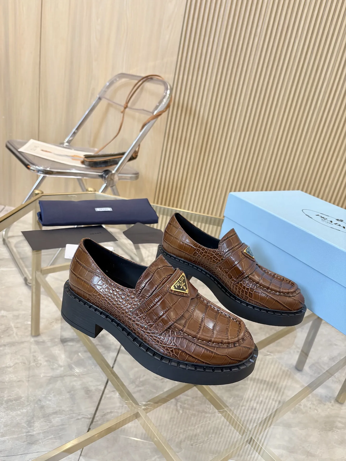 Prad顶级版本！ 精品品质✅已认证💯 经典爆款prada普拉达最高版本1:1复刻。 春秋四季乐福德比鞋，经典银黑三角标， 搭配鞋面Logo微标细节，4.5cm跟高， 上脚舒适瘦腿， 引领时尚的小姐姐网红们最爱。 颜色：黑色，白色，黑/白， 鳄鱼纹，豹纹，咖啡色 包装：配专柜合格证，卡片， 纯棉布袋包装出货。 女款：34-41（34.40.41 须订做） 男款：39-46（39.45.46须订做） P S：女款240（男款加20）鳄鱼纹，马毛加10