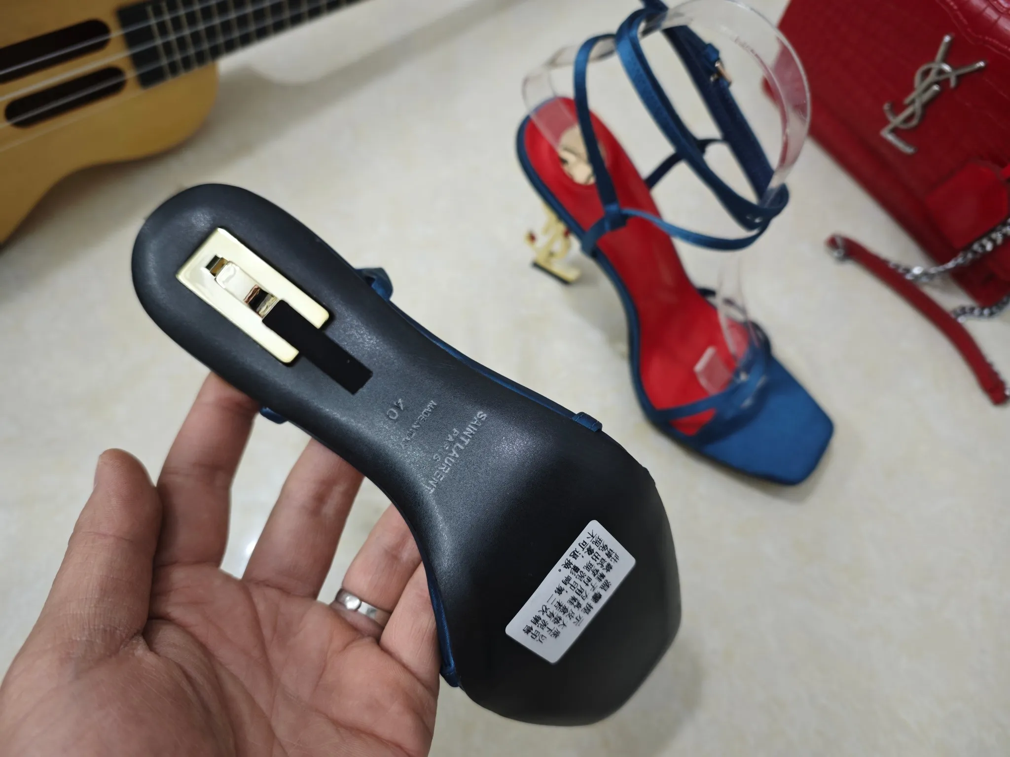 工厂价💰250【Saint Laurent】圣罗兰、高跟ysl字高跟鞋💃2025早春专柜同步最新款、YSL、装饰👠 经典上乘美艳力作 专柜最火秋冬系列 兼备气质 时尚 经典耐看的设计风格 😌上脚效果特别美〰️,材料采用🇮🇹意大利进口真丝布面,进口黑羊皮、内里、垫脚;绵羊皮、细跟高跟鞋,码数35-41码(34.41.42要定做,不退换)大底;进口真皮大底、配专柜全套包装