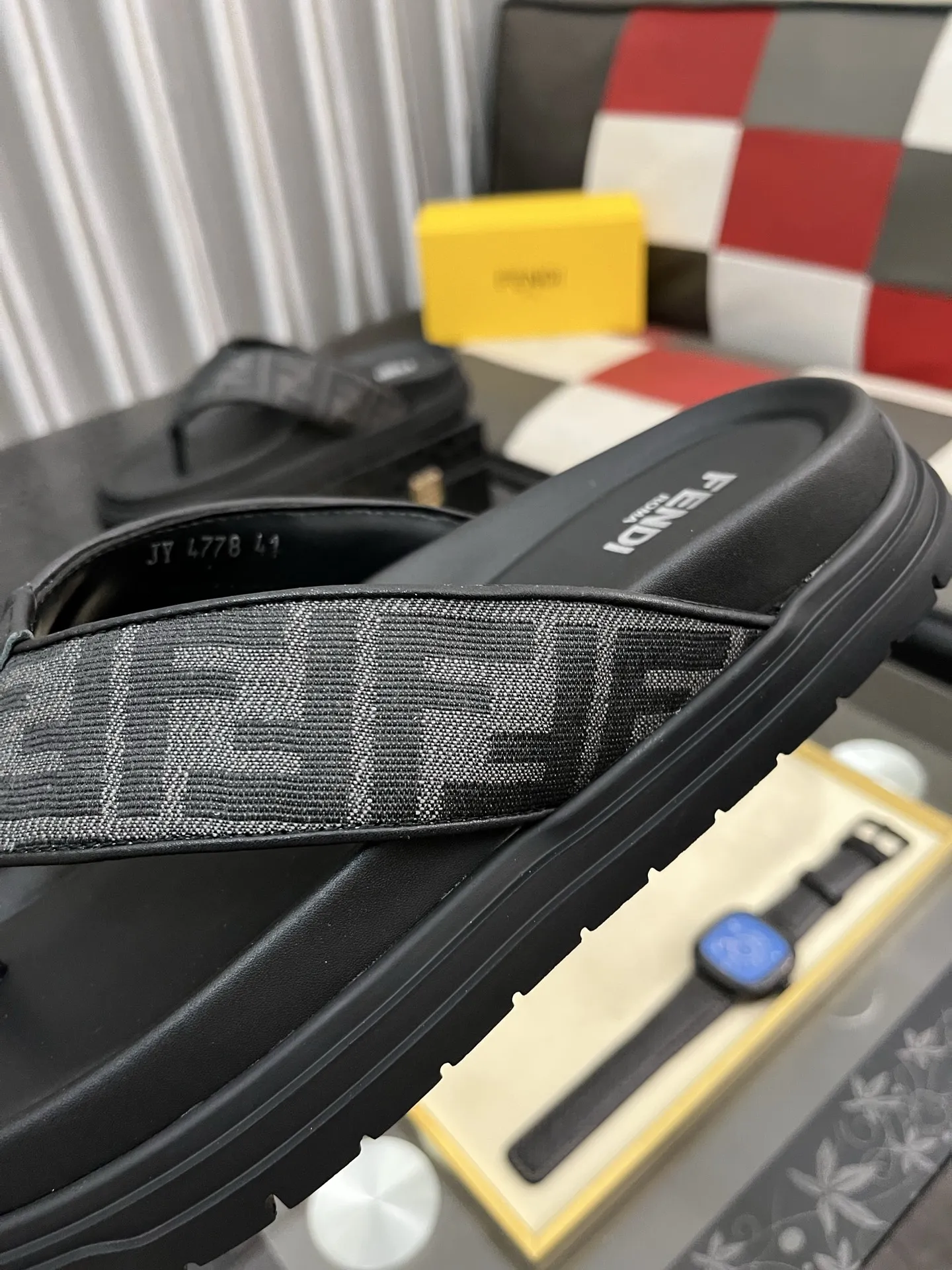 出厂价:180⌚️⌚️芬迪顶级代购🇮🇹 芬 炸街男神春夏拖鞋专柜同步,鞋面意大利进口牛皮搭配标志布面料,高品质复杂拼接工艺品,鞋底:原厂特供原版底,独家活动成型底超级舒适,原厂跟单货,🔍🔍高品质,可随意进出专柜,欢迎对比,码数 38-45