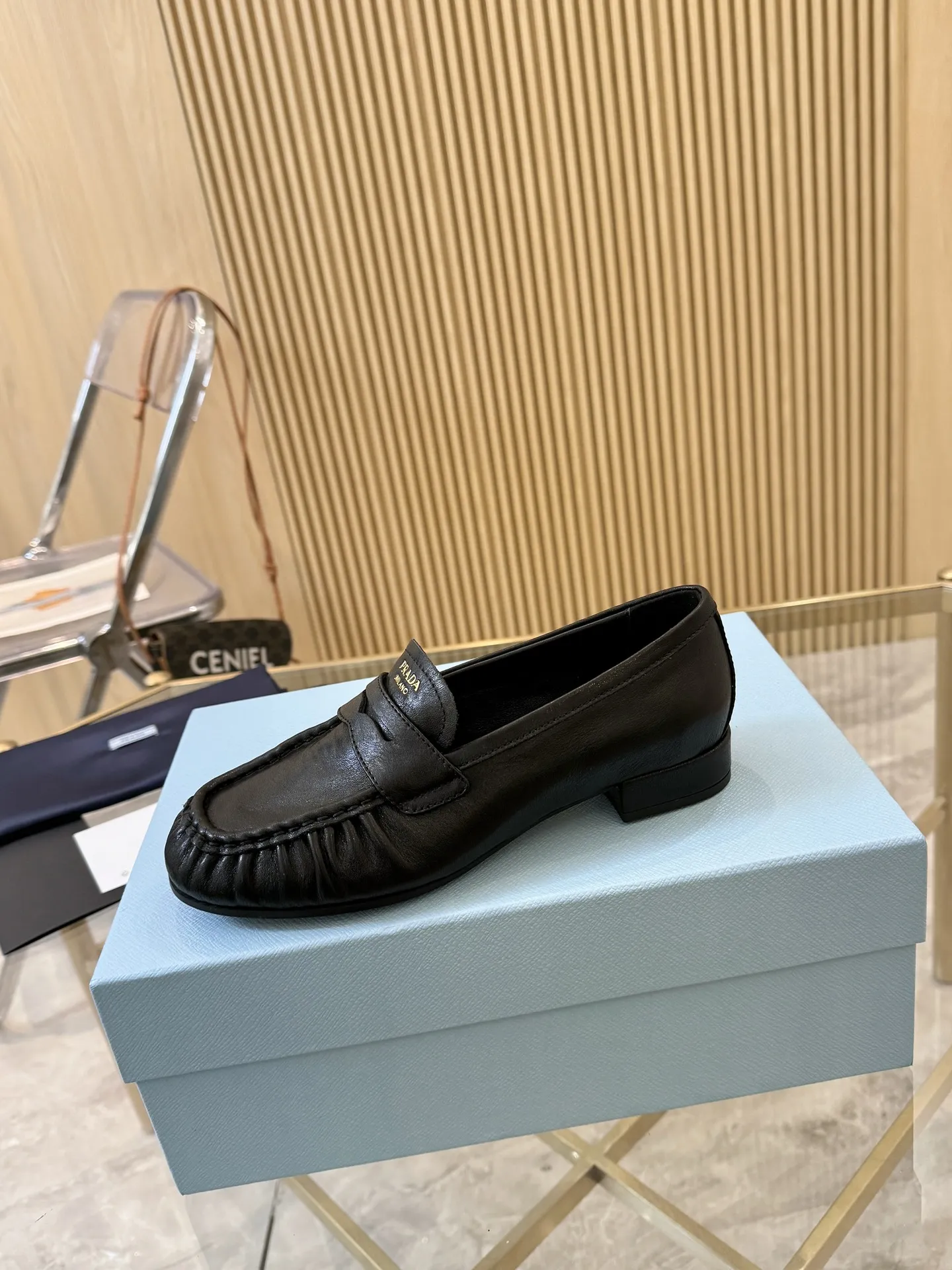 P250.皮面+20 size:35-42（41.42定制） 普拉达褶皱乐福鞋，深棕皮革+褶皱设计，复古又时髦!鞋面柔软，平底超舒适，通勤休闲都能轻松驾驭 。金属Logo点缀，品牌感满满，英伦风一脚蹬，穿脱超方便~无论搭西装裤还是牛仔裤，都能轻松打造随性高级感，是秋冬百搭神器