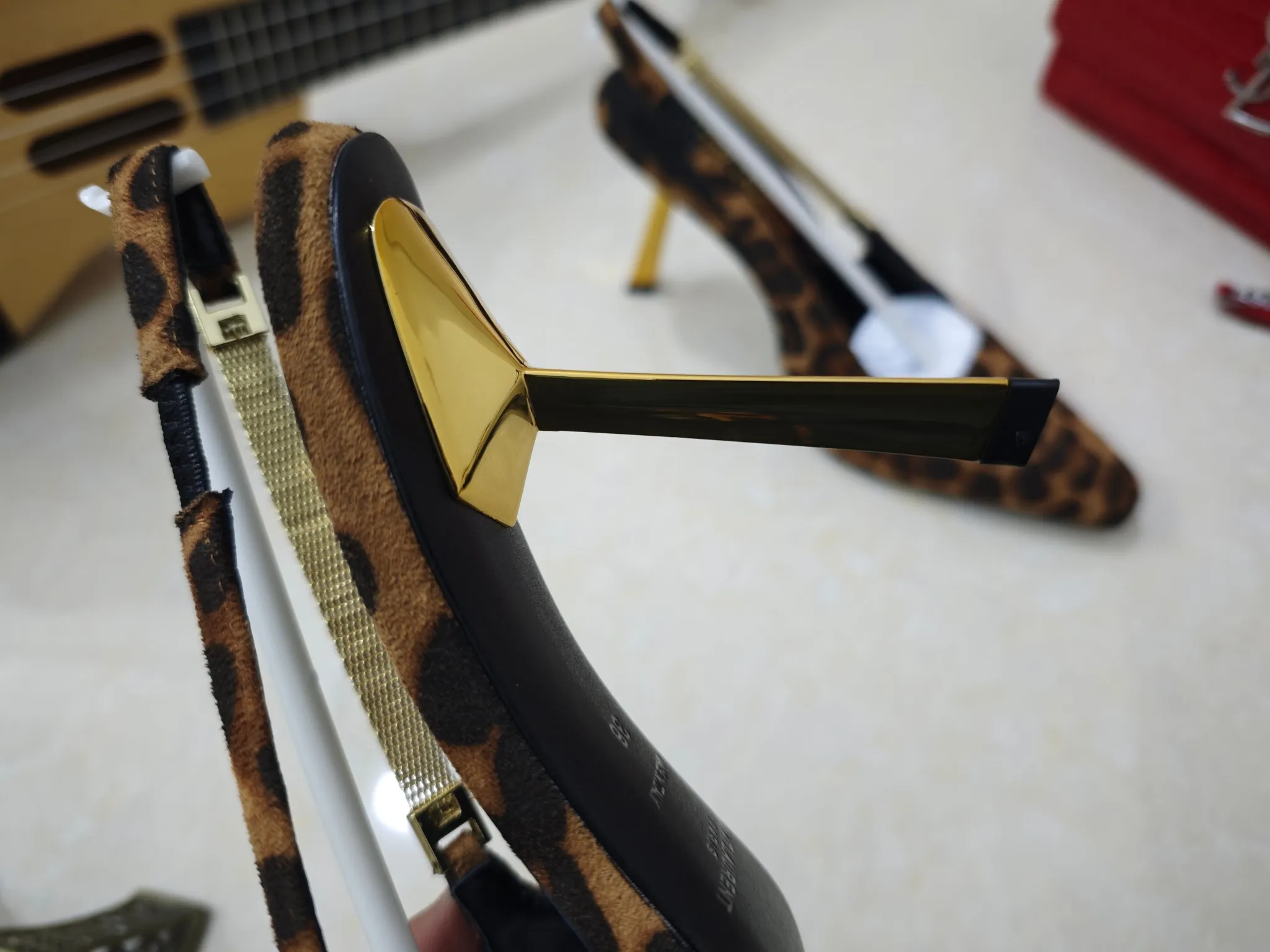 工厂价💰280【Saint Laurent】圣罗兰、高跟ysl字凉鞋💃2024早秋专柜同步最新款、YSL、装饰👠 经典上乘美艳力作 专柜最火春夏系列 兼备气质 时尚 经典耐看的设计风格 😌上脚效果特别美〰️，材料采用🇮🇹意大利进口小黑牛，进口黑漆皮、内里、垫脚；绵羊皮、细跟凉鞋，码数35-41码（34.41.42要定做，不退换）大底；进口真皮大底、配专柜全套包装