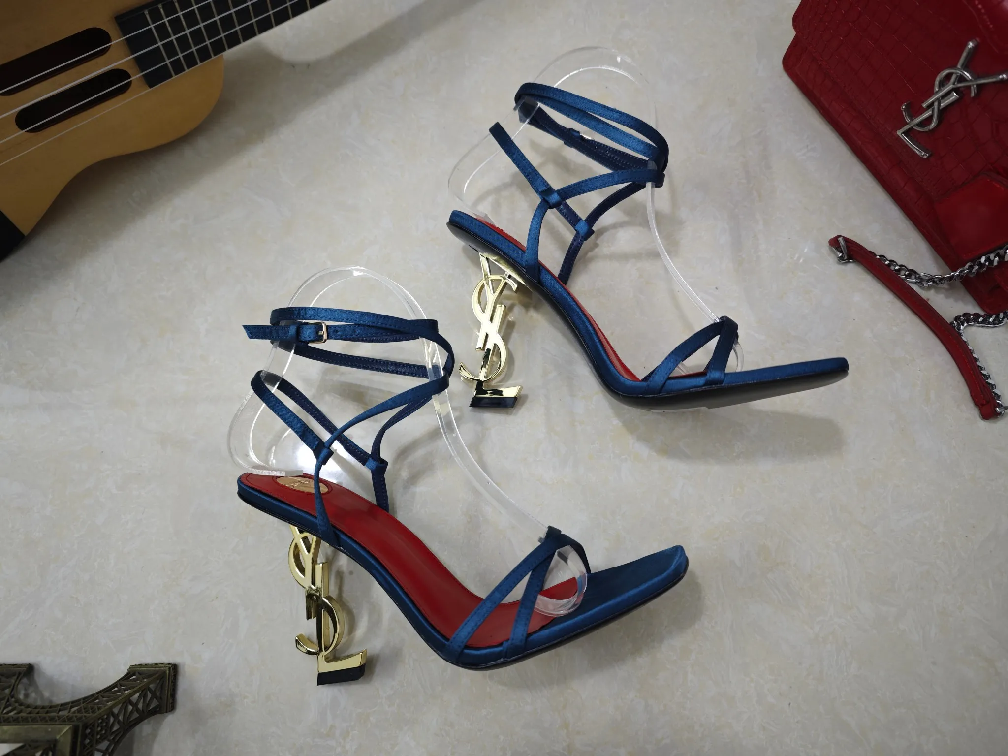 工厂价💰250【Saint Laurent】圣罗兰、高跟ysl字高跟鞋💃2025早春专柜同步最新款、YSL、装饰👠 经典上乘美艳力作 专柜最火秋冬系列 兼备气质 时尚 经典耐看的设计风格 😌上脚效果特别美〰️，材料采用🇮🇹意大利进口真丝布面，进口黑羊皮、内里、垫脚；绵羊皮、细跟高跟鞋，码数35-41码（34.41.42要定做，不退换）大底；进口真皮大底、配专柜全套包装