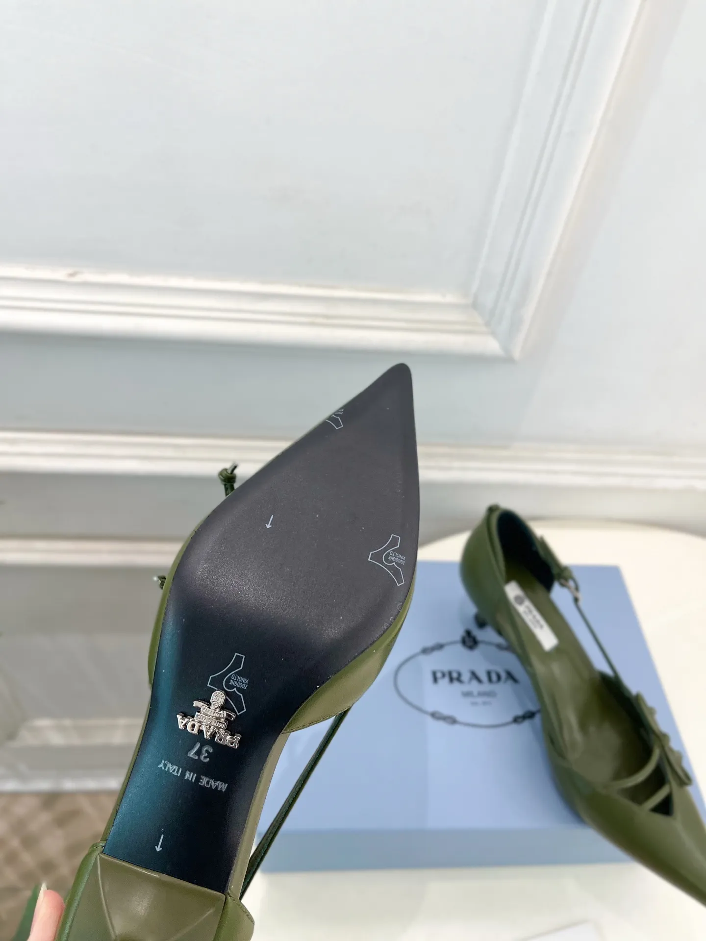 PRADA 普拉达 26𝐬𝐬 🌈2026春夏新品 专柜走秀款 尖头小猫跟蝴蝶结中空凉鞋 系列〰 ◽鞋面：原版高定制小羊皮/牛漆皮 ◽️ 内里：进口水染羊皮 ◽大底：原版意大利真皮大底 ◽️ 跟高：5.5cm/7.5cm ◽鞋码: 35-39（40.41.定做不退换） ◽出厂价：💰300（配飞机盒➕10）