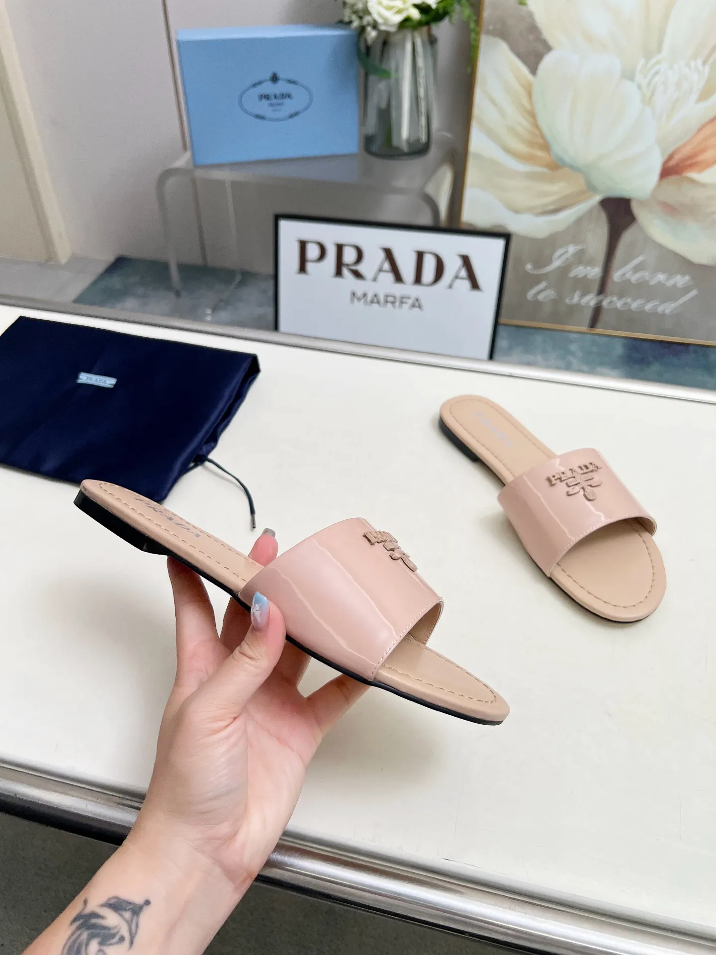 普拉达,2025最新款150(真皮底加180)尖头凉鞋春款新品,25年新款上市走秀明星新品时尚潮流【PRADA 普拉达】方头高跟方跟粗跟凉鞋后空单鞋。✨✨鞋面采用进口网丝+开边珠、内里垫脚为进口羊皮,意大利注塑真皮大底。跟高6cm 🐎size:35-40(41,42,43可定做,不退换)
