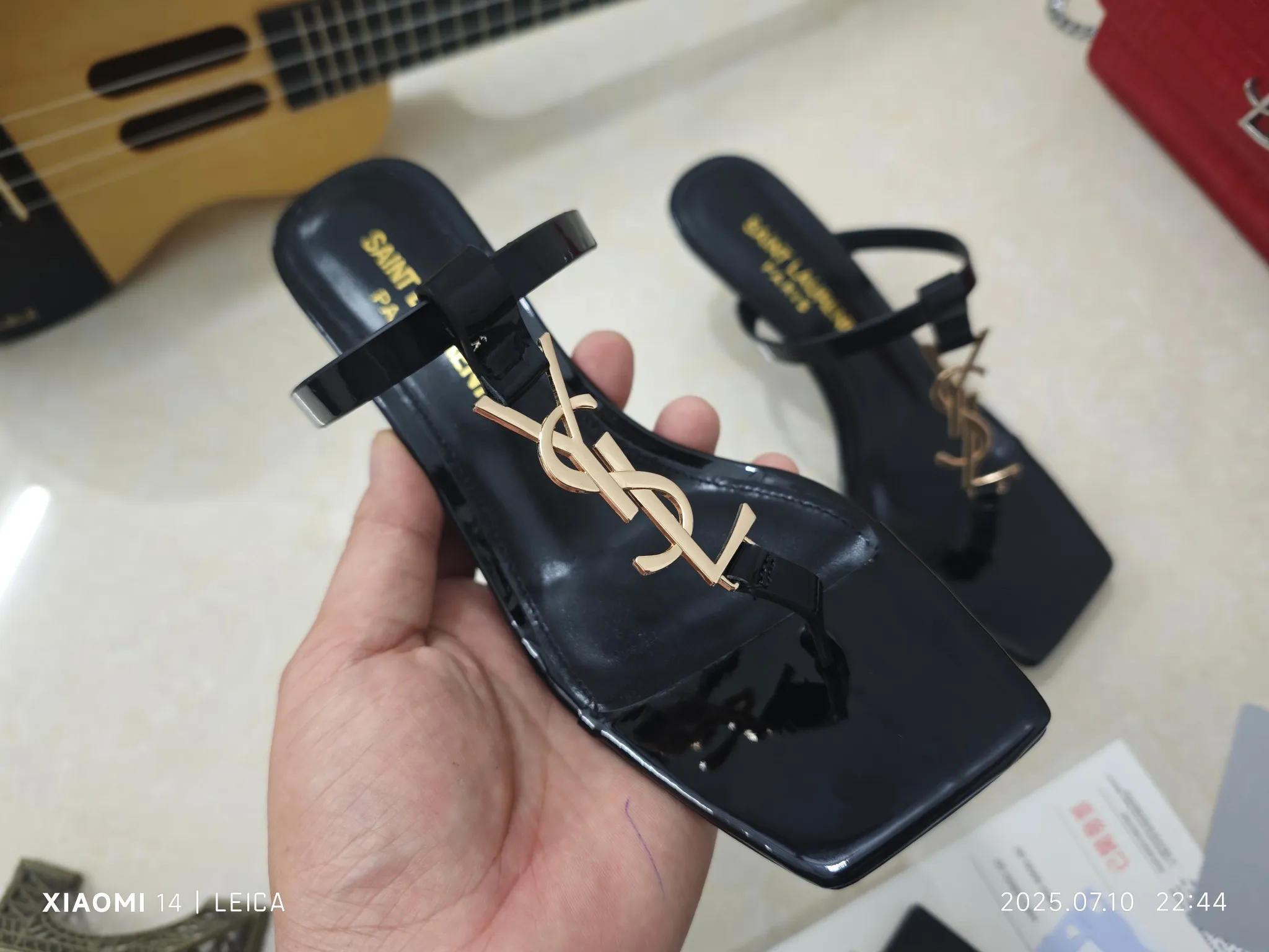 😍😍😍2025最新款😍😍😍 💰240顶级版本【Saint Laurent】YSL 圣罗兰logo细跟油边凉鞋😍今年必定俘虏无数美女的一款 👠后带完美的露肤度更显得白显瘦，经典时尚百搭款 低调中透露出高雅气质💃材料采用进口原版漆皮牛皮做面，内里垫脚采用进口羊皮，大底原版复刻的真皮大底，跟高6.5cm，超强度一体压铸而成，通过各种高强度测试都不会断跟(掰砍砸)，这是让人眼前一亮的性感凉鞋，码数35－40(41/42/34定制不退换）