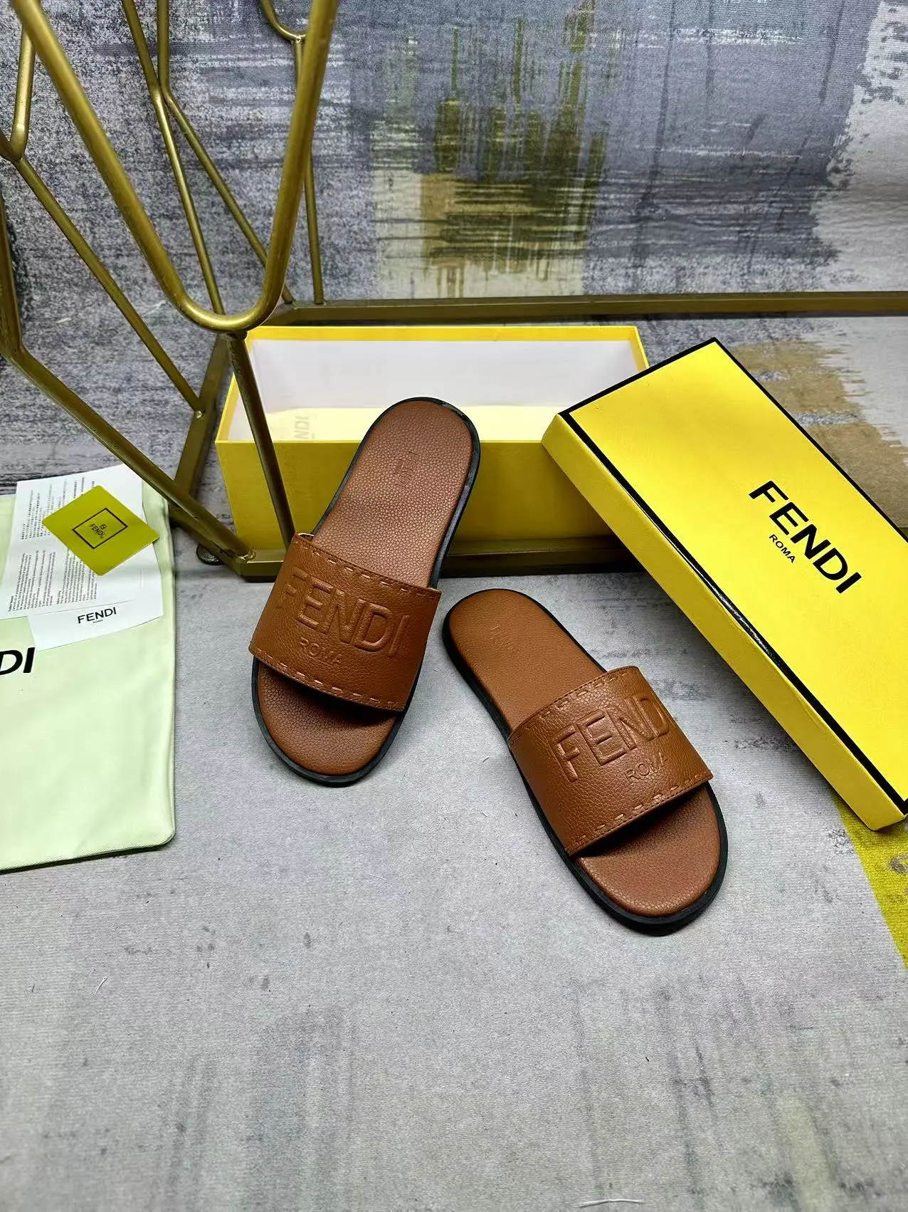 FENDI最新爆款宽饰带平底拖鞋,棕色粒面皮料鞋面和鞋底内垫,以同色系大号手工缝线,36-45码,跑量价Pp180