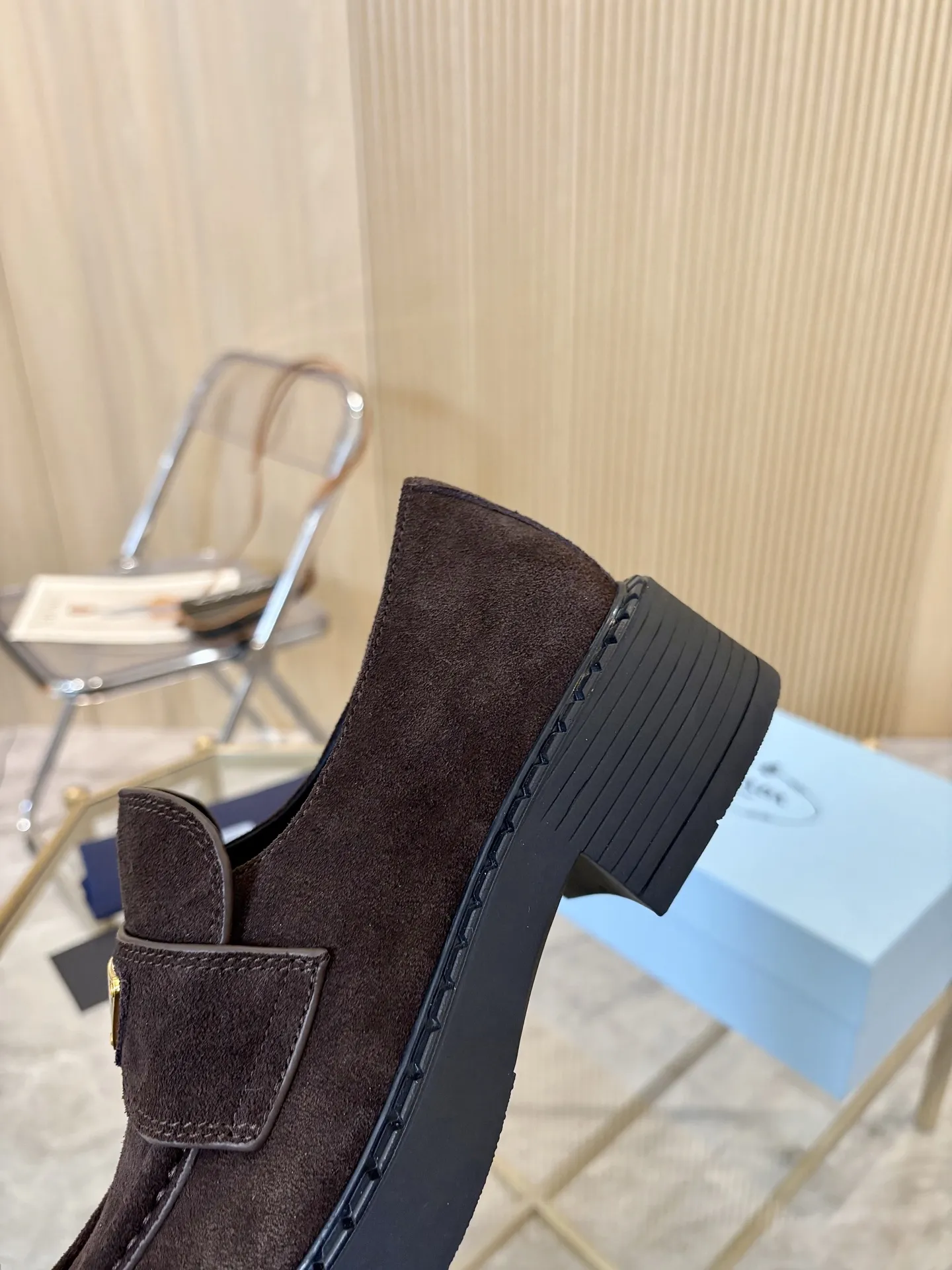 Prad顶级版本! 精品品质✅已认证💯 经典爆款prada普拉达最高版本1:1复刻。 春秋四季乐福德比鞋,经典银黑三角标, 搭配鞋面Logo微标细节,4.5cm跟高, 上脚舒适瘦腿, 引领时尚的小姐姐网红们最爱。 颜色:黑色,白色,黑/白, 鳄鱼纹,豹纹,咖啡色 包装:配专柜合格证,卡片, 纯棉布袋包装出货。 女款:34-41(34.40.41 须订做) 男款:39-46(39.45.46须订做) P S:女款240(男款加20)鳄鱼纹,马毛加10