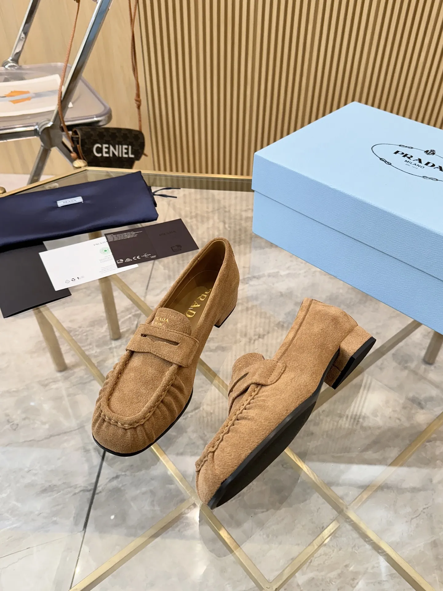 P250.皮面+20 size:35-42（41.42定制） 普拉达褶皱乐福鞋，深棕皮革+褶皱设计，复古又时髦!鞋面柔软，平底超舒适，通勤休闲都能轻松驾驭 。金属Logo点缀，品牌感满满，英伦风一脚蹬，穿脱超方便~无论搭西装裤还是牛仔裤，都能轻松打造随性高级感，是秋冬百搭神器