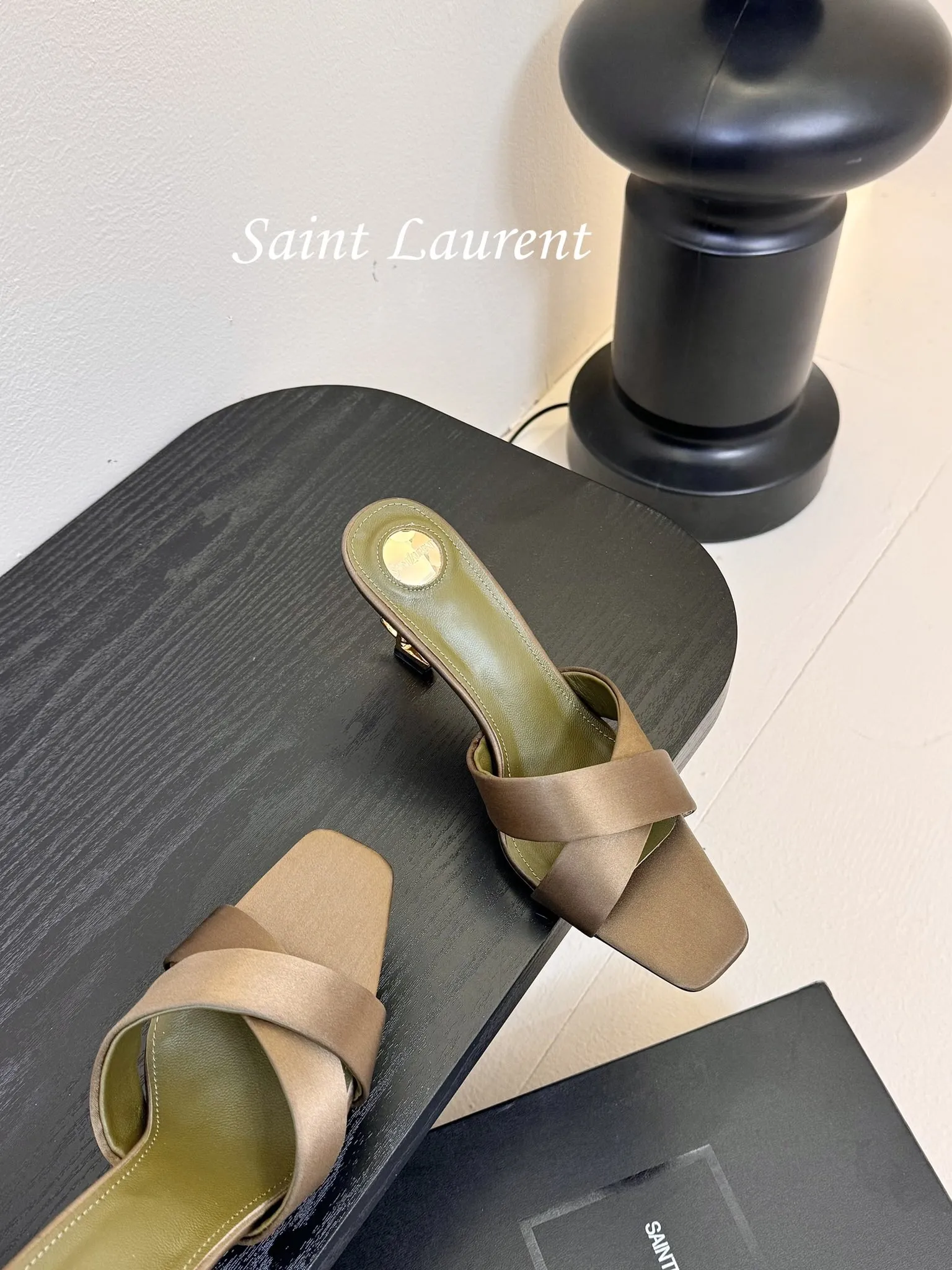 💰280 Saint Laurent / 圣罗兰Lee金属钻链条尖头高跟鞋YSL姐姐的美丽尤物高跟鞋 又是人间圣罗兰 Rose同款的高跟鞋化很好修饰脚型，奢华金属链 这几年SLP是在高跟鞋越来越懂女人了朝摒奔了防水台款的尴尬设计印象ysl绝美高跟鞋 鞋面：真丝 鞋底：真皮大底 跟高：约11cm 尺码：35-42(40-42定制不退不换)