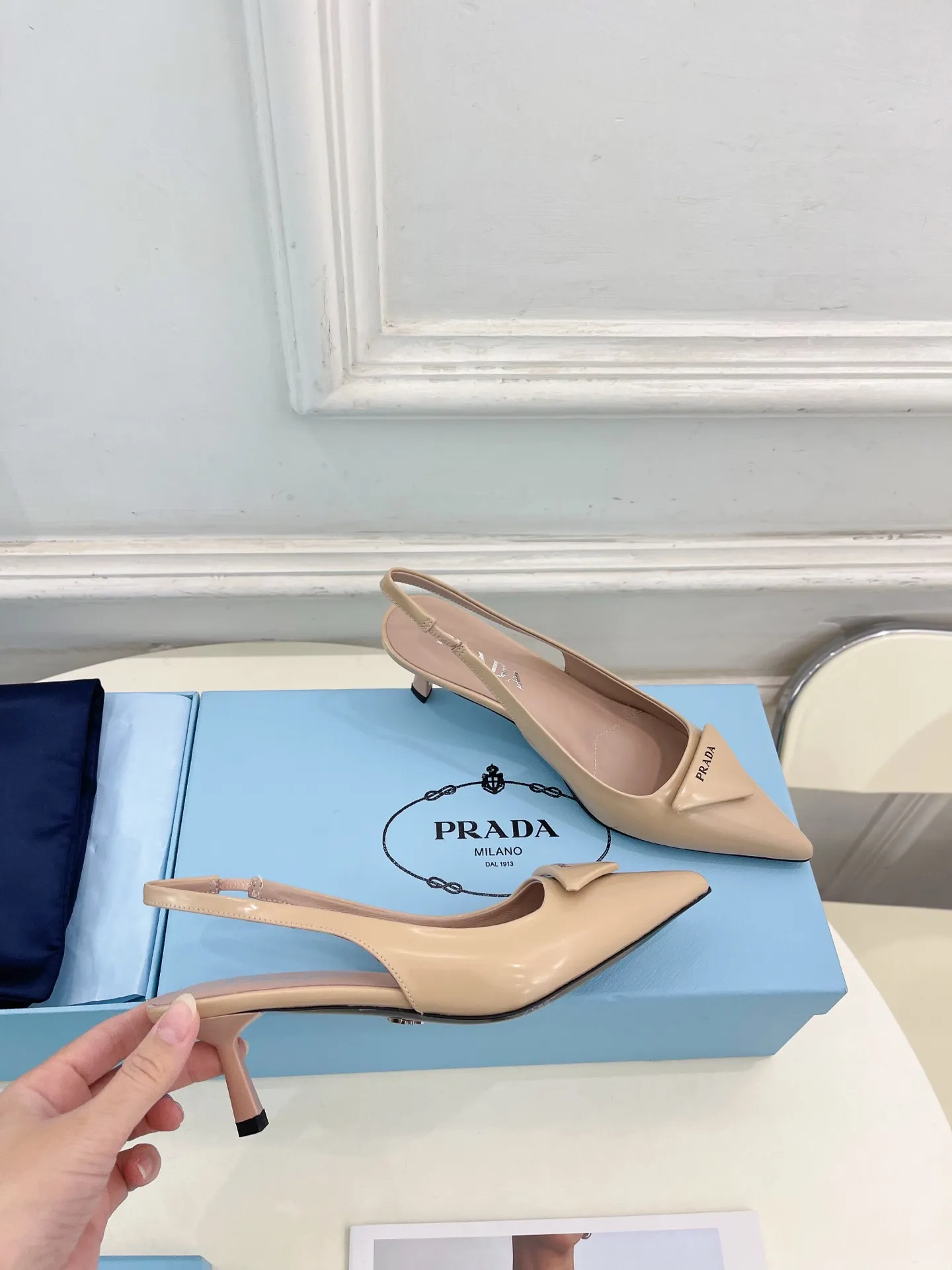 PRADA 普拉达 26𝐬𝐬 🌈2026春夏新品 专柜走秀款 经典三角标尖头露跟鞋系列〰 ◽鞋面:原版高定制开边珠/牛漆皮 ◽️ 内里:进口水染羊皮 ◽大底:原版意大利真皮大底 ◽️ 跟高:5.5cm ◽鞋码: 35-39(34.40.41.42.定做不退换) ◽出厂价:💰290