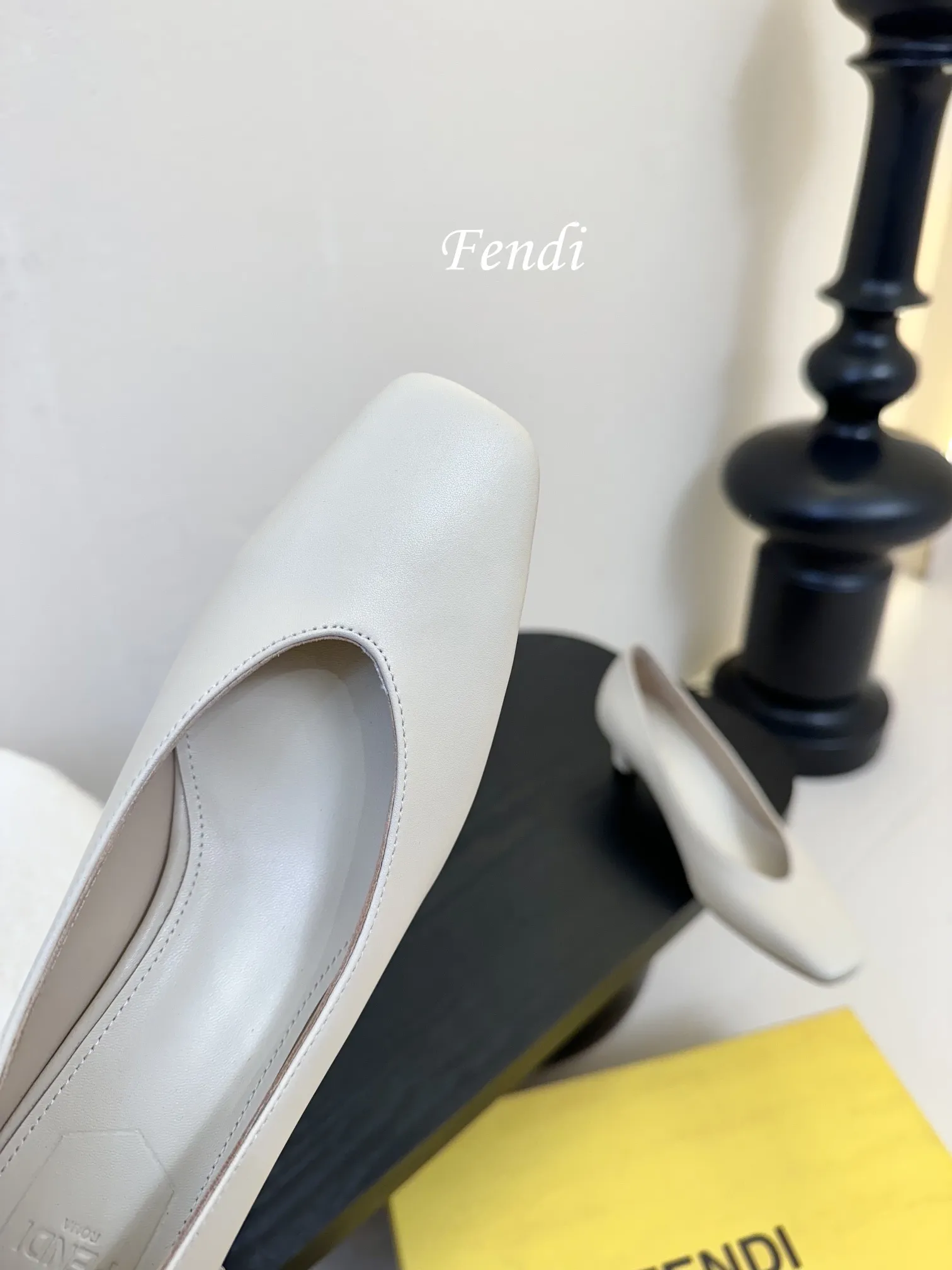 💰265 芬迪Fendi高跟鞋，小女人超闪blingbling白富美感觉来袭。 任何一款鞋履上脚，blingbling的超闪小女人就提现出来啦!穿着很舒适显脚的柔美线条不绷脚，颜色很艳丽没错啦!超显年轻的不分年龄均可穿着，上脚便是富家千金归来！！ 📒📒📒📒📒📒📒📒📒📒📒 当季新品，众所周知，Fendi鞋子永远设计为高级感满满的，高端大气上档次且百搭永不过时，时尚潮流追随的脚步却无法落下，每个小女子一生都必须拥有一双F家时装跟鞋。 💪💪💪💪💪💪💪💪💪💪💪 🔰面料：纳帕牛皮材质。 🔰大底采用高真原色意大利牛皮底，4,5cm高跟。 🔰内里和垫脚为意制混种绵羊皮。👠 🔰size：35/39（34 40 41 42订做）。 🔰颜色：官方多色系，正品所有颜色均可下单制作。