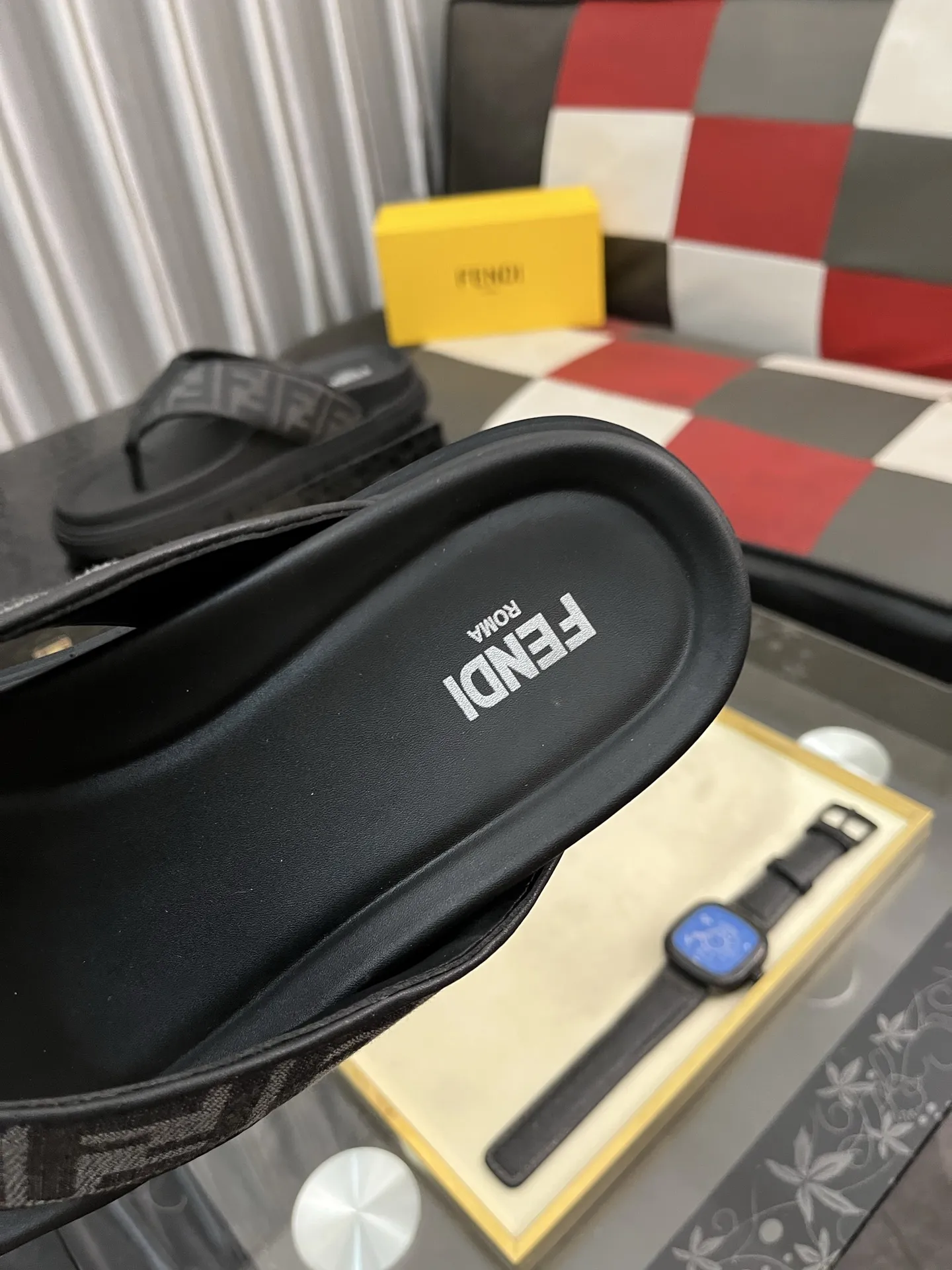 出厂价:180⌚️⌚️芬迪顶级代购🇮🇹 芬 炸街男神春夏拖鞋专柜同步,鞋面意大利进口牛皮搭配标志布面料,高品质复杂拼接工艺品,鞋底:原厂特供原版底,独家活动成型底超级舒适,原厂跟单货,🔍🔍高品质,可随意进出专柜,欢迎对比,码数 38-45