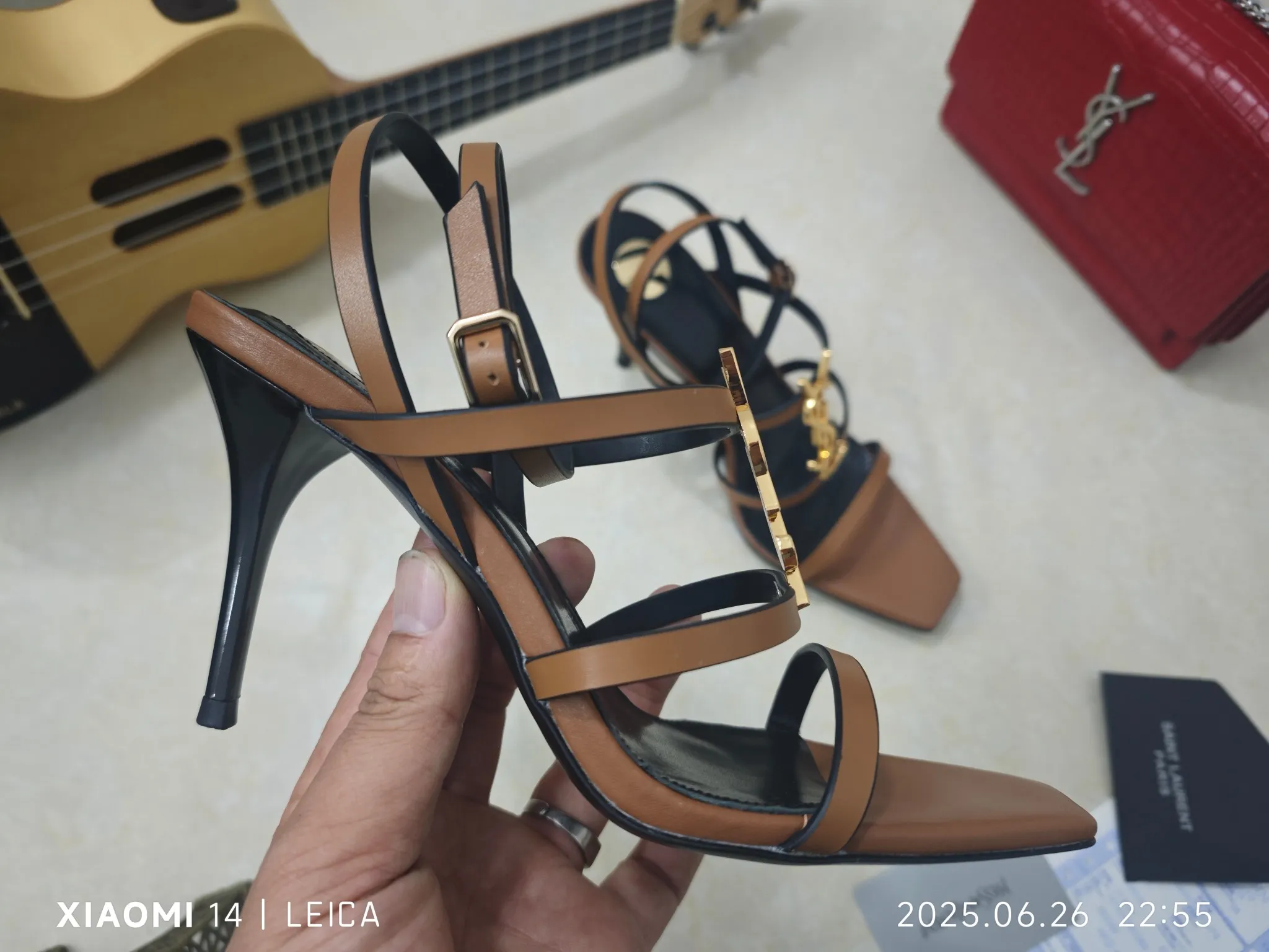 工厂价💰240【Saint Laurent】圣罗兰、细跟ysl字凉鞋💃2025早秋专柜同步最新款、YSL、装饰👠 经典上乘美艳力作 专柜最火春夏系列 兼备气质 时尚 经典耐看的设计风格 😌上脚效果特别美〰️,材料采用🇮🇹意大利进口小黑牛,进口黑漆皮、内里、垫脚;绵羊皮、跟高 细跟9cm 码数35-41码(34.41.42要定做,不退换)大底;进口真皮大底、配专柜全套包装