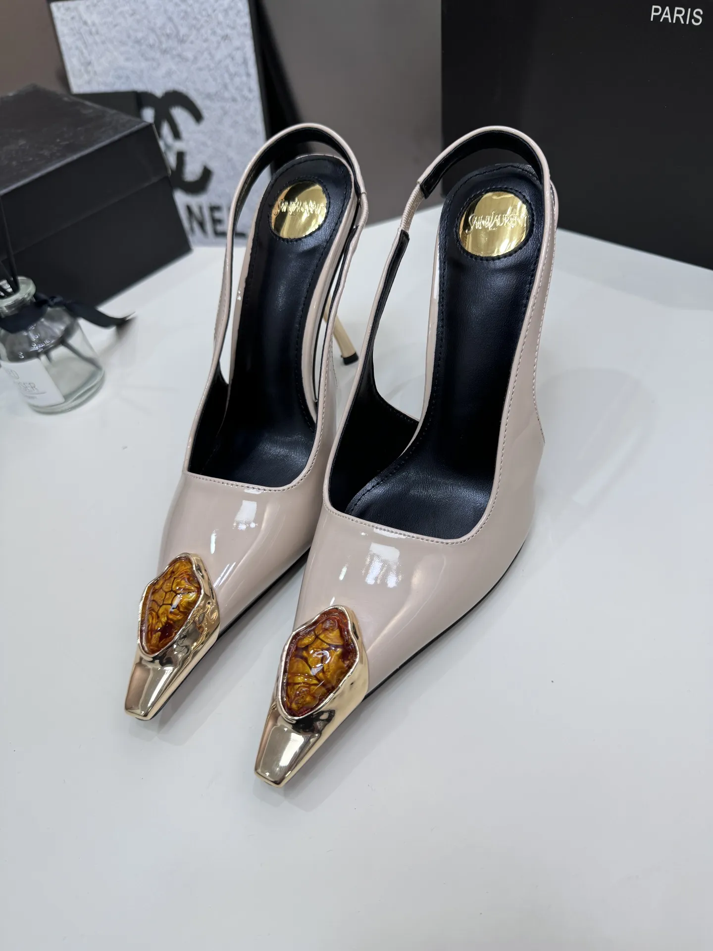 橙子出厂价💰105 Saint lauret 圣罗兰 YSL新款 复古宝石高跟凉鞋 高跟鞋 细跟单鞋 优雅大气 各种小裙子搭配起来 完全不挑脚型哦 通透的闪钻在光线的照耀下呈现幻彩 真的美的过分 上脚显白的让人上头！细巧水晶链饰点亮脚踝纤雅线条 释放无限♾优雅魅力 探索更多臻选高跟鞋！ 跟高：7CM、9CM 码数：34-40