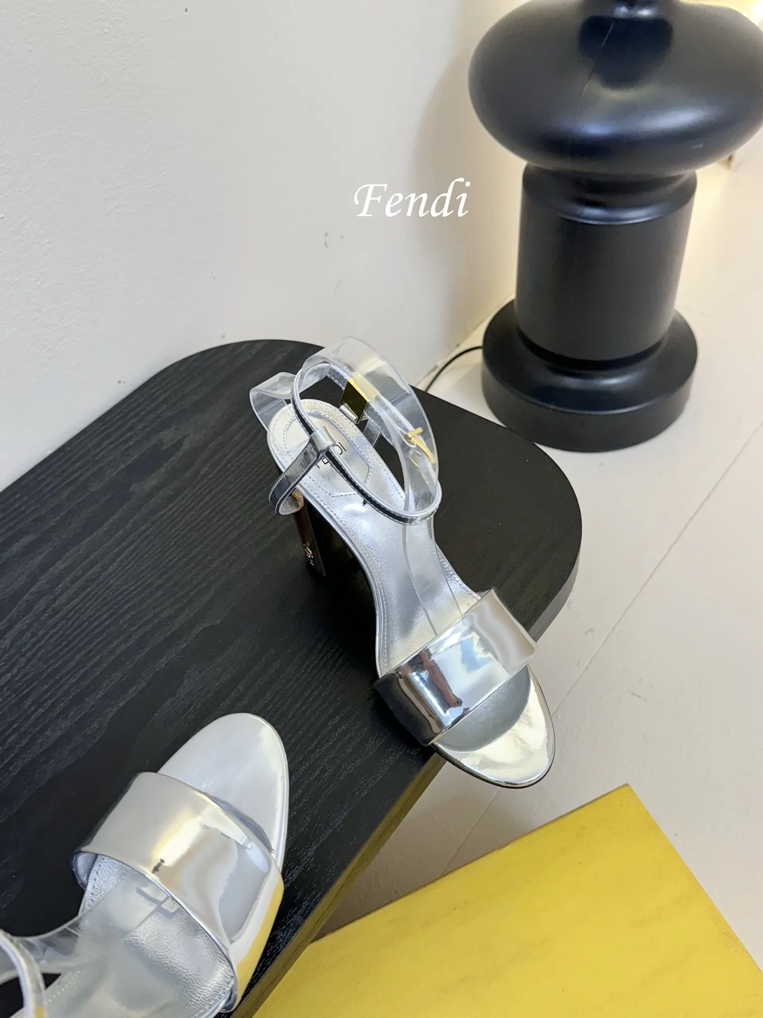 💰265 芬迪𝗙𝗘𝗡𝗗𝗜.❷4 冬季走秀主推系列,新品上线,芬迪家具桌脚设计灵感改创于今年秀场的主推系列鞋履。 各界知名网红、模特明星、名媛首选品牌,最喜欢的高定版本镂空立体 电镀高跟, 【电锈珠片与金属材料制作工艺。】 这个春夏不得不入手的一双高定鞋履, 珠片与金属料+镂空立体电镀高跟+经典大众圆头鞋形,集性感 当季新品,众所周知,Fendi鞋子永远设计为高级感满满的,高端大气上档次且百搭永不过时,时尚潮流追随的脚步却无法落下,每个小女子一生都必须拥有一双F家时装跟鞋。 💪💪💪💪💪💪💪💪💪💪💪 🔰面料:电锈珠片与金属材质。 🔰大底采用高真原色意大利牛皮底,10cm高跟。 🔰内里和垫脚为意制混种绵羊皮。👠 🔰size:35/39(34 40 41 42订做)。