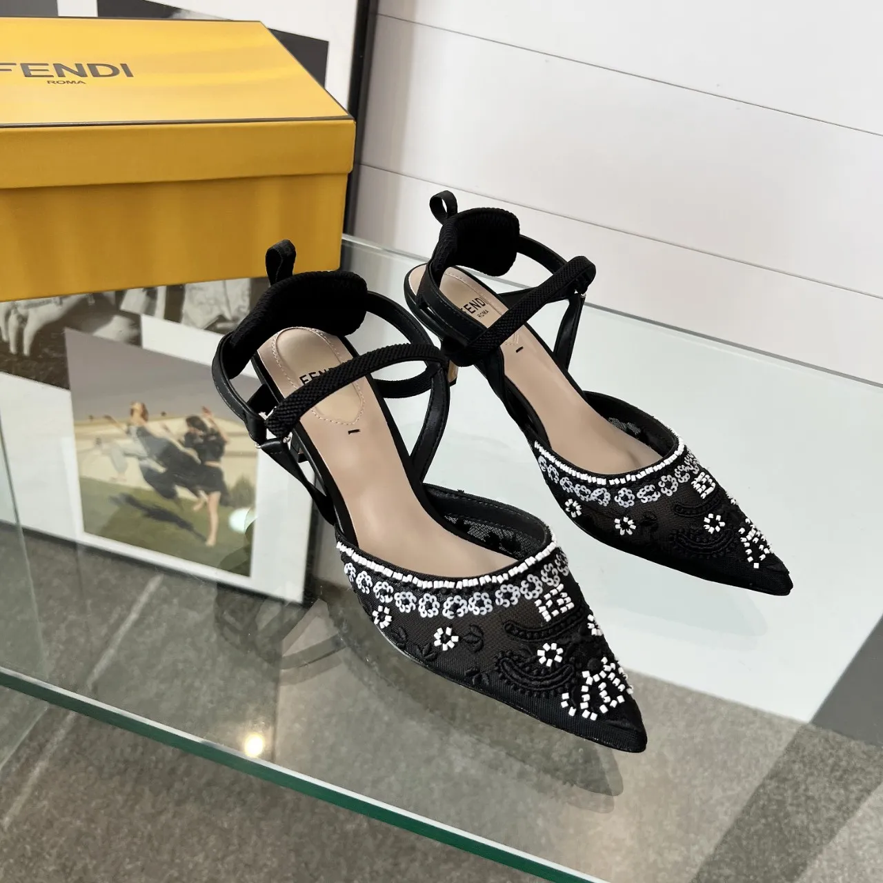 芬迪新款上线 跟高: 5.5 8.5 35-40(41、42、定做) P290芬迪新款上线 跟高: 5.5 8.5 35-40(41、42、定做) P290