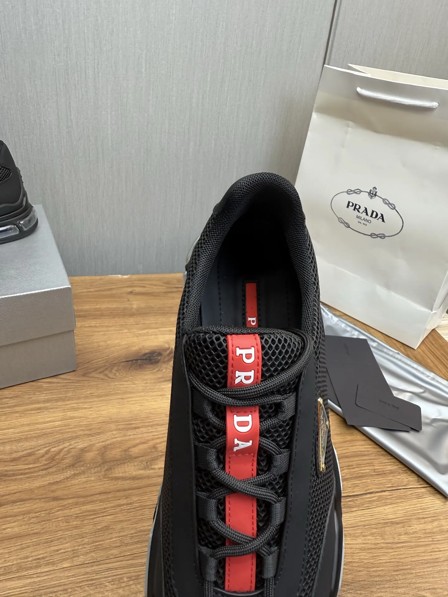 工厂价350💰 【PRADA普拉达】男鞋专柜爆款,高品质出货✔️官网同步 原版进口牛皮配舒适网面+牛皮内里,1⃣️比1⃣️复刻 ,原厂抽空气垫原版底,38-45