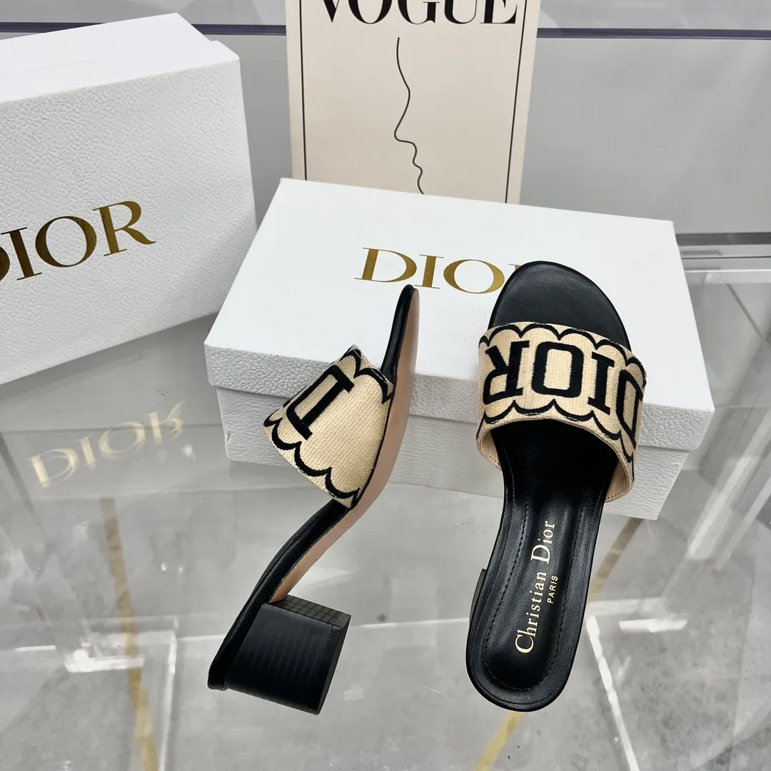橙子出厂价💰80 Dior 迪奥春夏新款 刺绣字母拼色粗跟拖鞋 一字带中跟凉拖 跟高：4.5CM 码数：35-42