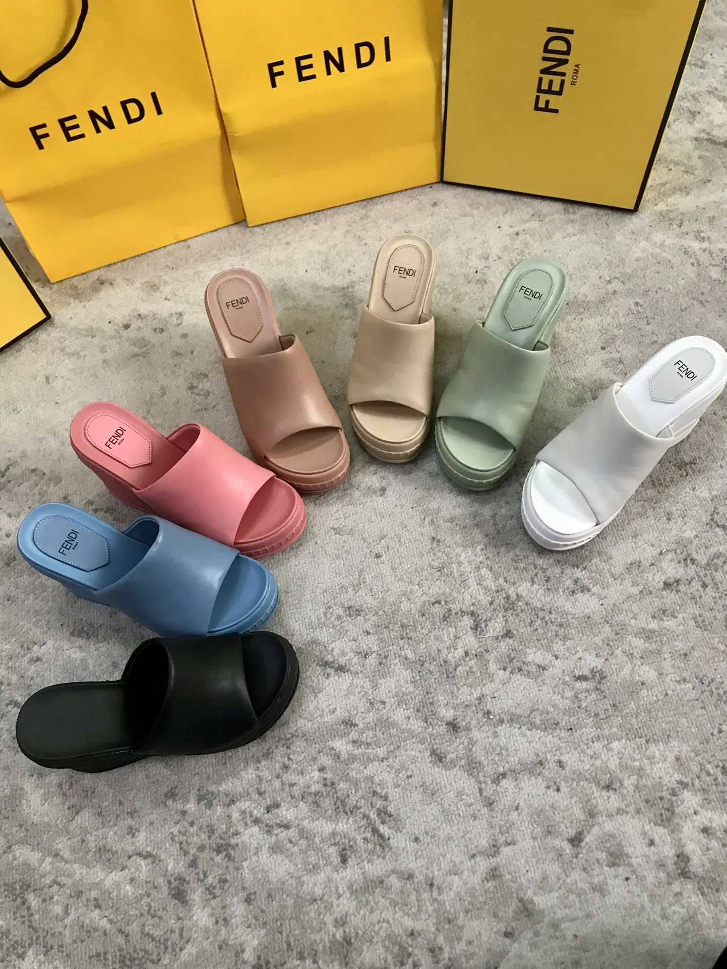 Fendi芬迪系列水台拖鞋顶级上新💫✨ ☪︎ 每年必备FF拖今年还加了新的水台系列,美到无法言喻💭绝好的穿着舒适感可是经典必备,各种风格搭配都Hold的住!🦋 🤎材质:全山羊皮内里 橡胶大底 🍬Size:35-41(41要订做不退换) 🍬High : 高跟8.5cm 🍬出厂价:220元