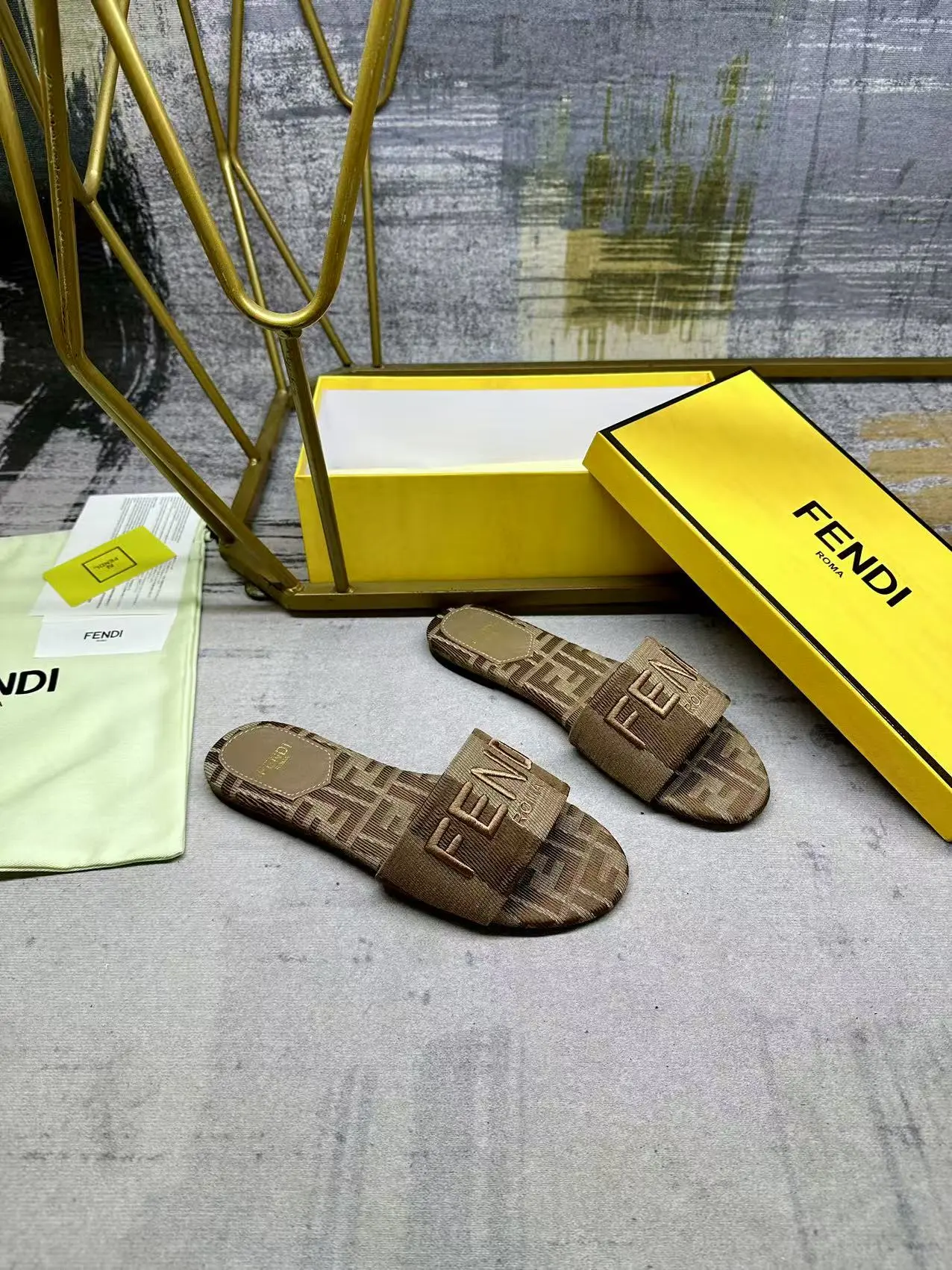 FENDI最新爆款，宽饰带平底拖鞋，条纹帆布材料+同色皮边缘，FF提花帆布鞋垫，同色羊皮垫脚，35-42码，橡胶大底p160，真皮大底p190