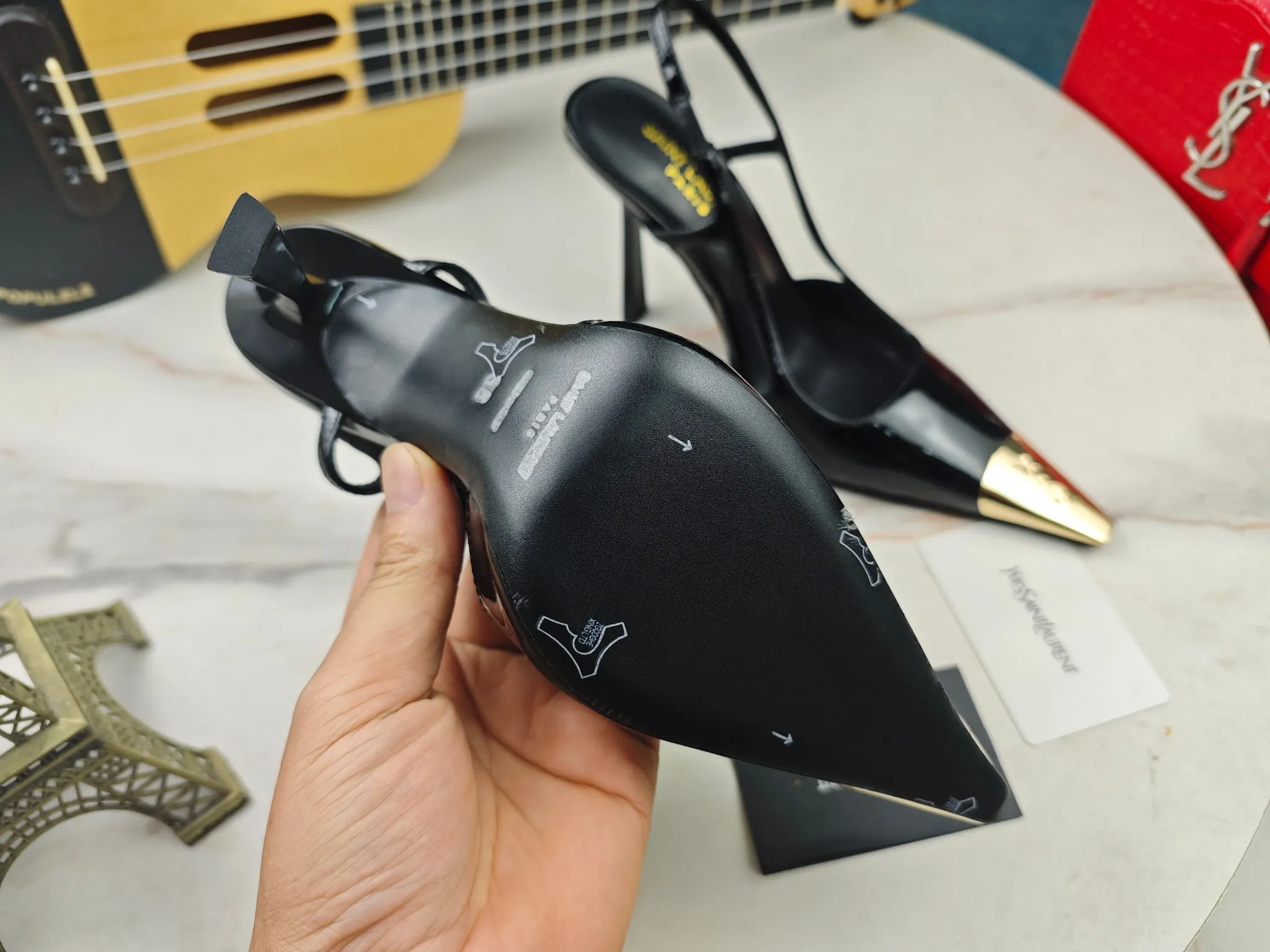 工厂价💰260【Saint Laurent】圣罗兰、高跟ysl字凉鞋💃2024早秋专柜同步最新款、YSL、装饰👠 经典上乘美艳力作 专柜最火春夏系列 兼备气质 时尚 经典耐看的设计风格 😌上脚效果特别美〰️,材料采用🇮🇹意大利进口小黑牛,进口黑漆皮、内里、垫脚;绵羊皮、细跟凉鞋,码数35-41码(34.41.42要定做,不退换)大底;进口真皮大底、配专柜全套包装