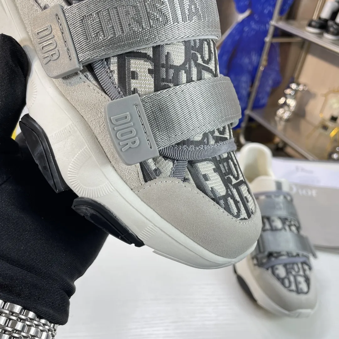 橙子出厂价💰170 Dior 迪奥 魔术贴休闲运动鞋 增高厚底老爹鞋 完美复刻 版型超级正 鞋面对原版科技面料迷彩 质感超好 牛皮垫脚 原版魔术贴织带可调节 松紧 对原版打码 开模原版组合发泡大底（TPU+RB+PU）轻盈舒适 厚底增高显瘦 运动时尚百搭 码数：35-42