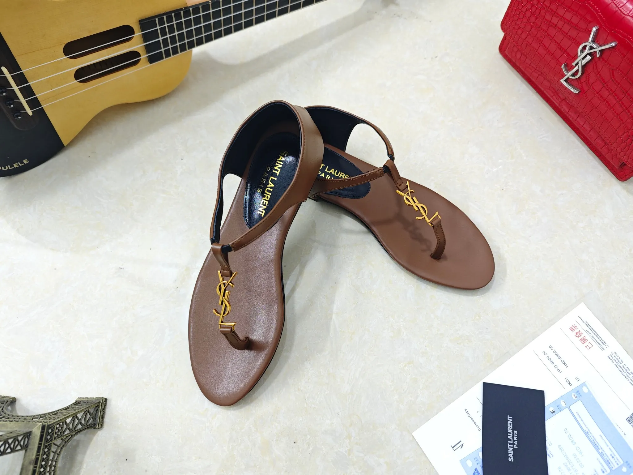 💰240【Saint Laurent】圣罗兰、平板夹脚凉鞋💃2025早春专柜同步最新款、YSL、Logo字母钻扣装饰👠 经典上乘美艳力作 专柜最火春夏系列 兼备气质 时尚 经典耐看的设计风格 😌上脚效果特别美〰️饰扣金色扣,材料采用🇮🇹意大利进口小黑牛,黑漆皮,卡其色经典工艺,、内里、垫脚;绵羊皮、 码数34-41码(34.41./42要定做,不退换)大底;进口真皮大底、配专柜全套包装