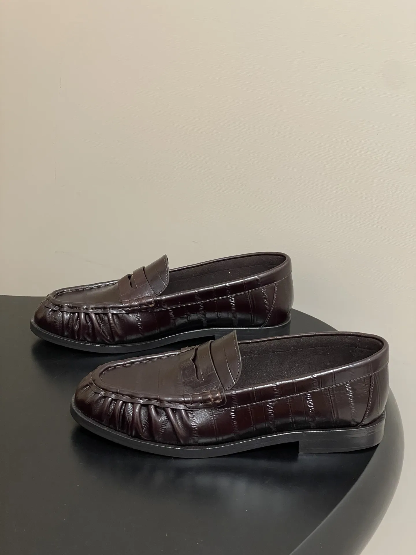 p310-顶级品质 Saint Laurent 圣罗兰fw26 new arrival～ YSL LE LOAFER系列 26Fw春夏新款复古质感鳗鱼纹褶皱乐福鞋/穆勒鞋麂皮绒面老钱风单鞋/半拖鞋一脚蹬休闲鞋 标志性褶皱鞋头+手工莫卡辛缝线，自带复古松弛感；鞋身是乐福鞋经典一脚蹬设计，搭配金属YSL标志，简约又有辨识度。 皮革内衬+真皮大底，质感和舒适度都在线。风格适配性强，既能搭正装（西装/裙装）走精致路线，也能配休闲装，牛仔裤/卫衣，打造松弛感，属于&ldquo;一鞋多穿&rdquo;的轻奢单品。 鞋面：牛皮/胎牛反绒/牛油皮 内里垫脚：丝绸羊皮 鞋底：意大利双层加厚真皮大底 码数：35-39（40.41定做不退换）