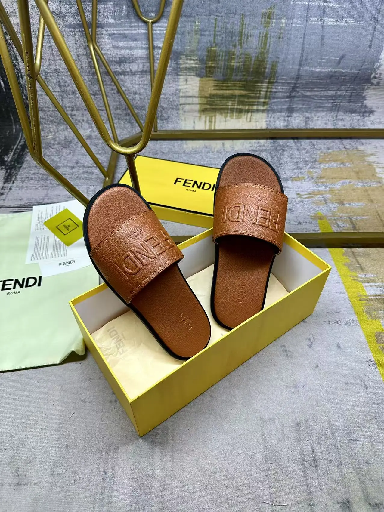 FENDI最新爆款宽饰带平底拖鞋，棕色粒面皮料鞋面和鞋底内垫，以同色系大号手工缝线，36-45码，跑量价Pp180