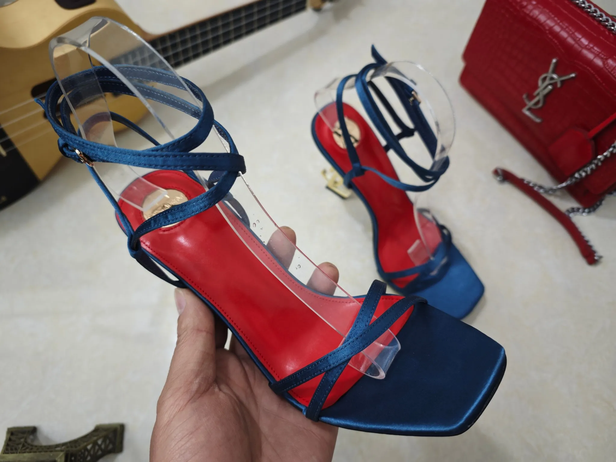 工厂价💰250【Saint Laurent】圣罗兰、高跟ysl字高跟鞋💃2025早春专柜同步最新款、YSL、装饰👠 经典上乘美艳力作 专柜最火秋冬系列 兼备气质 时尚 经典耐看的设计风格 😌上脚效果特别美〰️,材料采用🇮🇹意大利进口真丝布面,进口黑羊皮、内里、垫脚;绵羊皮、细跟高跟鞋,码数35-41码(34.41.42要定做,不退换)大底;进口真皮大底、配专柜全套包装