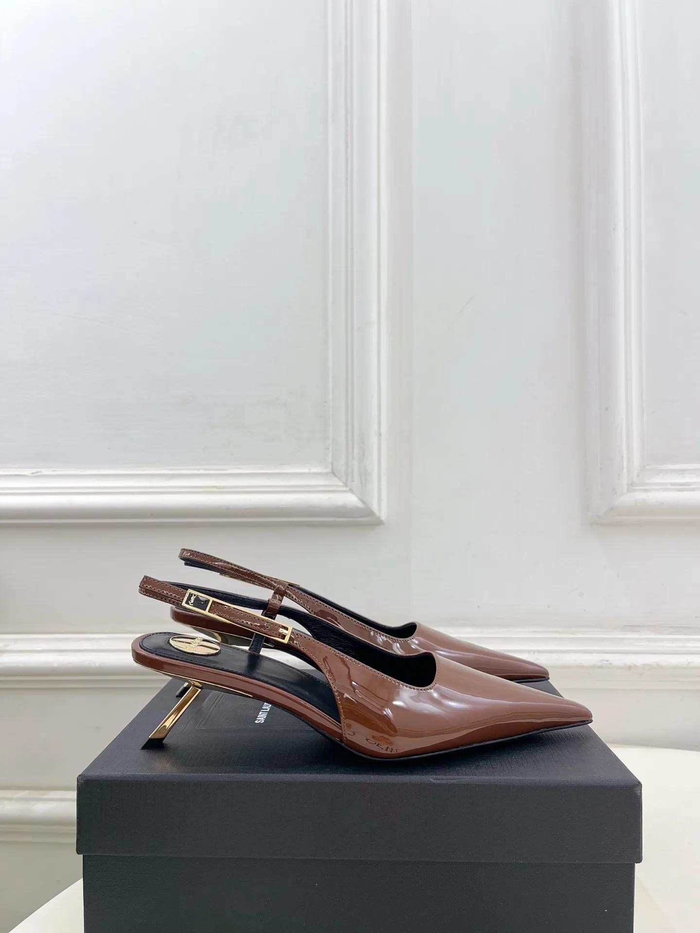 SAIN*LAURENT 圣罗兰 26𝐬𝐬 2026早春新品 尖方头后空凉鞋上新☑️ —————————————— 顶级版‼️YSL超美的一款 恨天高 系列以全新的诠释方式首发!满满的高级感 !时尚度爆棚~无论裙装 、裙装都随意搭配。 鞋面:高定制进口牛漆皮 内里:进口混种羊皮里 大底:意大利真皮大底 跟高:5cm 码数:35-39(40、41可定做) 价格:💰280