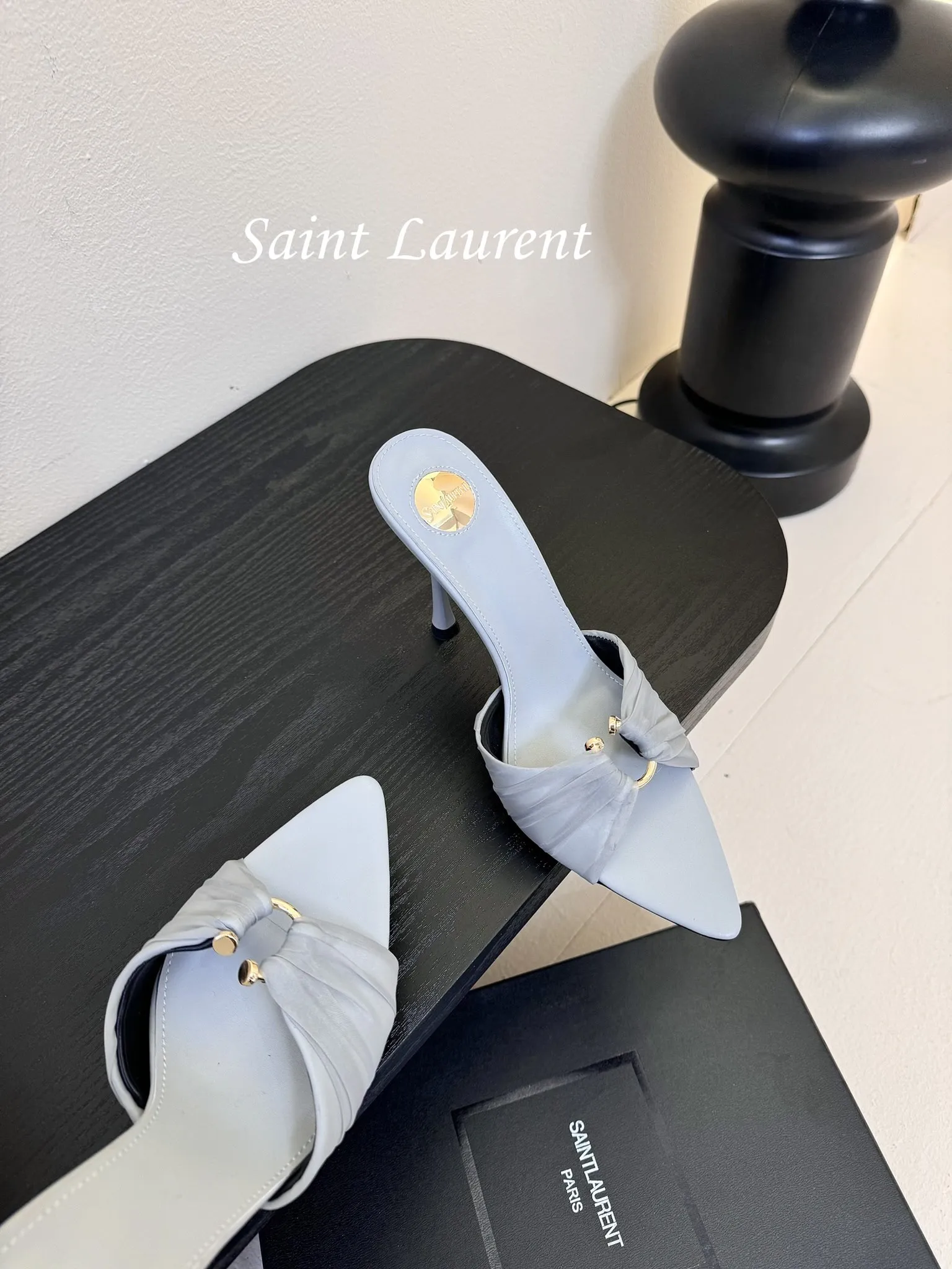 💰260 Saint Laurent / 圣罗兰Lee金属钻链条尖头高跟鞋YSL姐姐的美丽尤物高跟鞋 又是人间圣罗兰 Rose同款的高跟鞋化很好修饰脚型,奢华金属链 这几年SLP是在高跟鞋越来越懂女人了朝摒奔了防水台款的尴尬设计印象ysl绝美高跟鞋 鞋面:真丝 鞋底:真皮大底 跟高:约11cm 尺码:35-42(40-42定制不退不换)